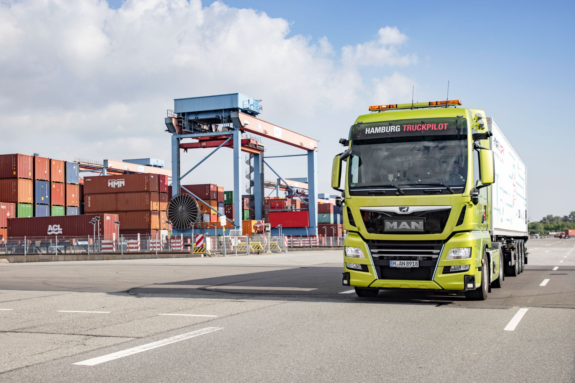 Ein autonomer Prototypen-Lkw von MAN rangiert Hamburger Containerterminal