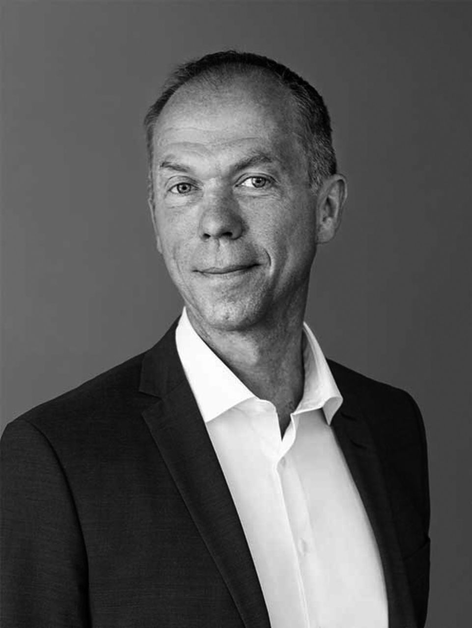 black and white portrait of Mathias Carlbaum, Member of the Executive Board of TRATON SE, Chief Executive Officer and President of Navistar International Corporation 
