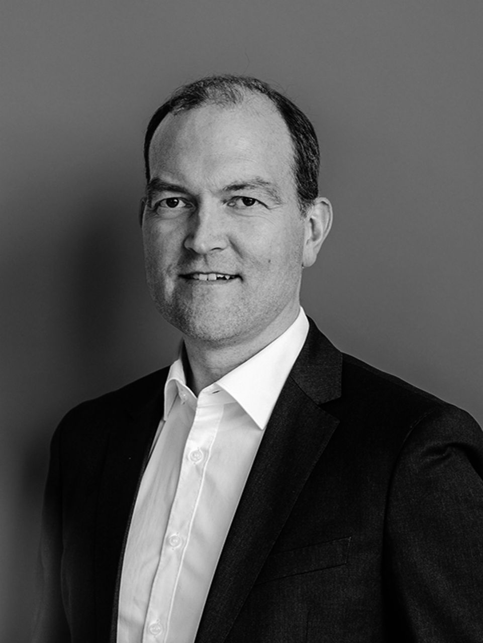 Portraitfoto von Dr. Michael Jackstein, Mitglied des Vorstands der TRATON SE, verantwortlich für Finanzen und Unternehmensentwicklung sowie Personal, in schwarz-weiß