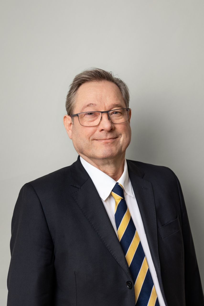 Portraitfoto des Aufsichtsratsmitgliedes Dr. Manfred Doess in farbe.