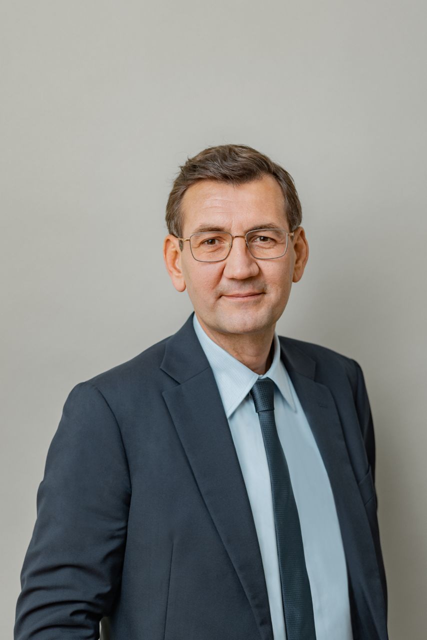 Portraitfoto des Aufsichtsratsmitgliedes Gunnar Kilian in farbe.