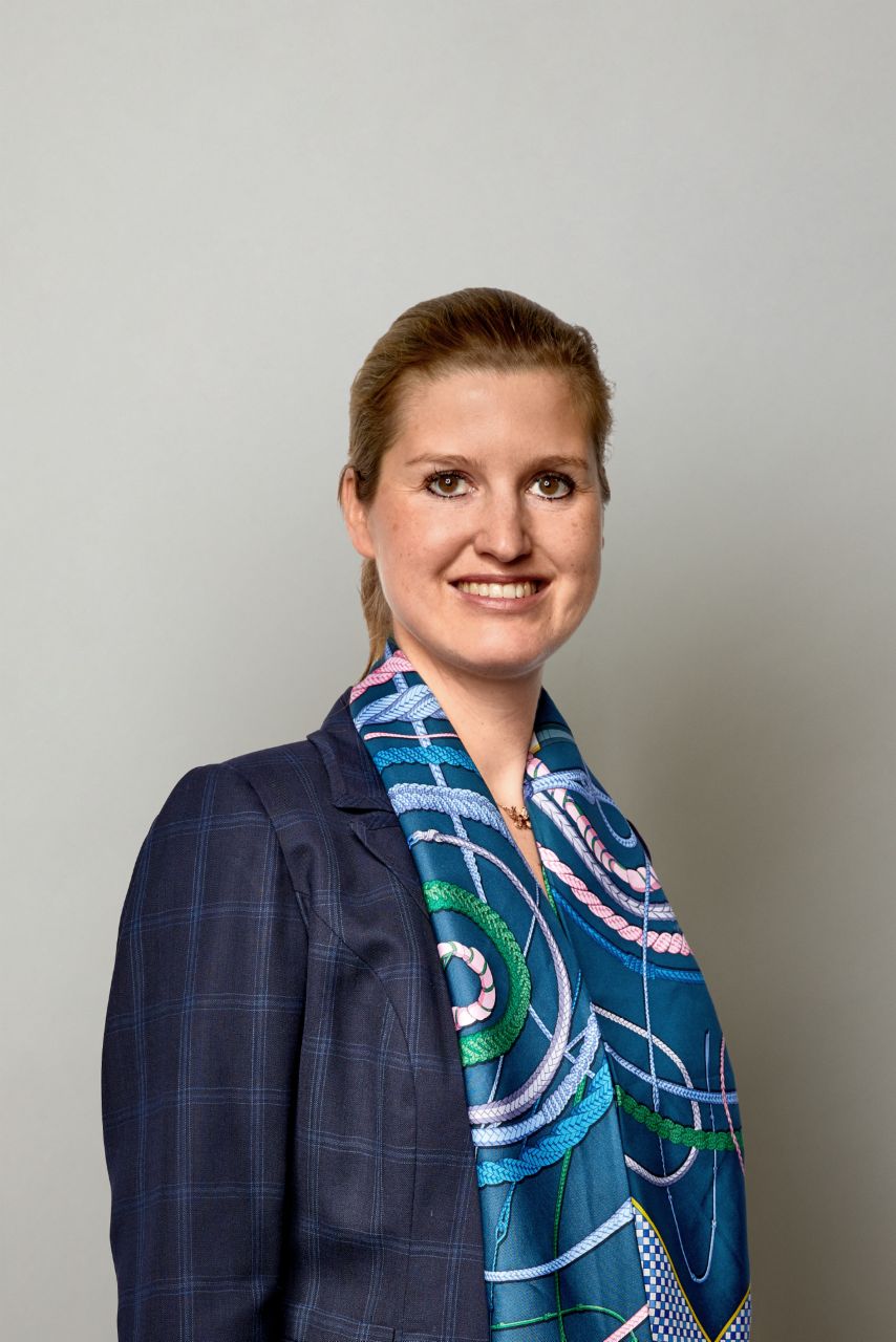 Portraitfoto des Aufsichtsratsmitgliedes Dr. Julia Kuhn-Piëch in farbe.