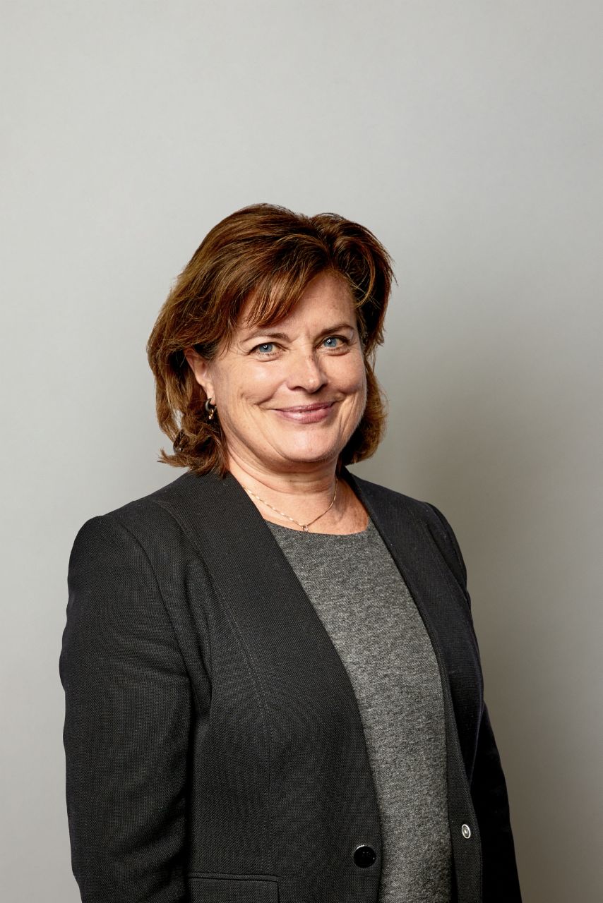 Portrait photo of the supervisory board member Nina Macpherson in color.