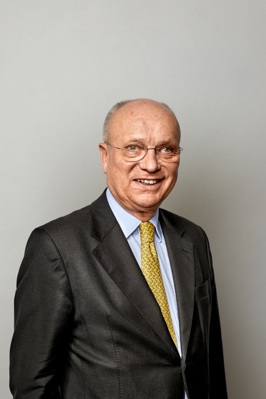 Portraitfoto des Aufsichtsratsmitgliedes Dr. Wolf-Michael Schmid in farbe.