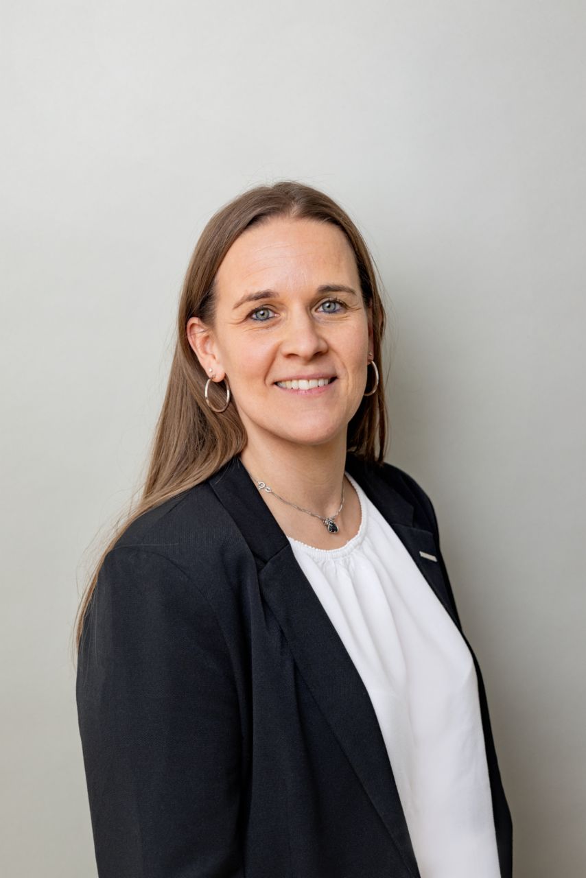 Portraitfoto des Aufsichtsratsmitgliedes Karina Schnur in farbe.