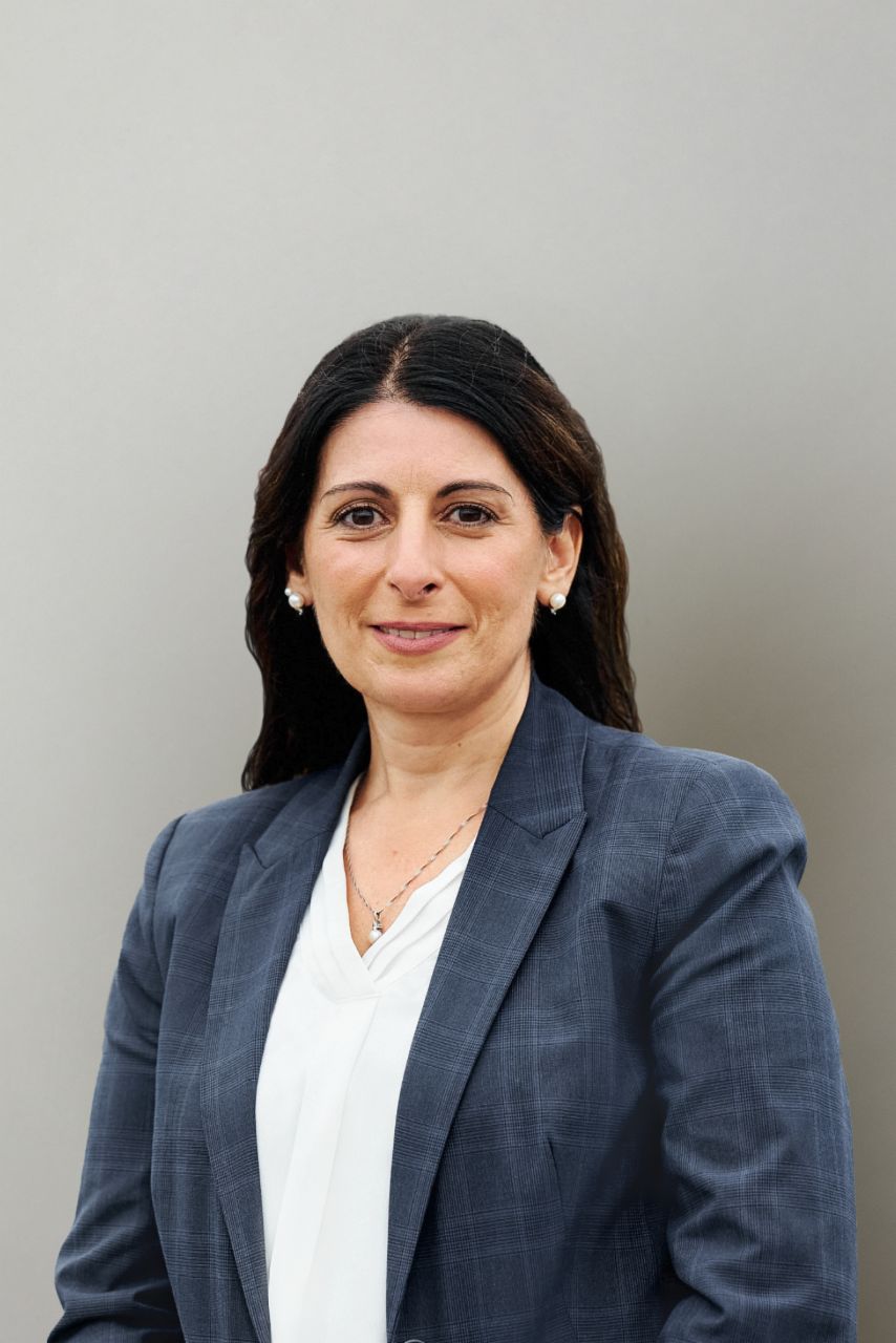 Portraitfoto der Vorsitzenden des Gesamt- und Konzernbetriebsrats der Volkswagen AG, Daniela Cavallo in farbe.