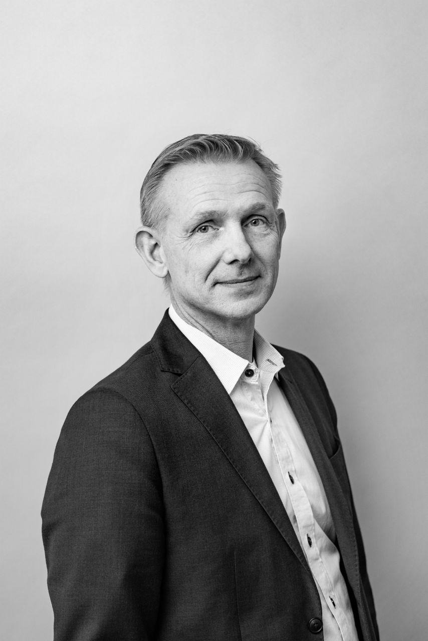 Portraitfoto des Aufsichtsratmitglied Bo Luthin in schwarz und weiß.