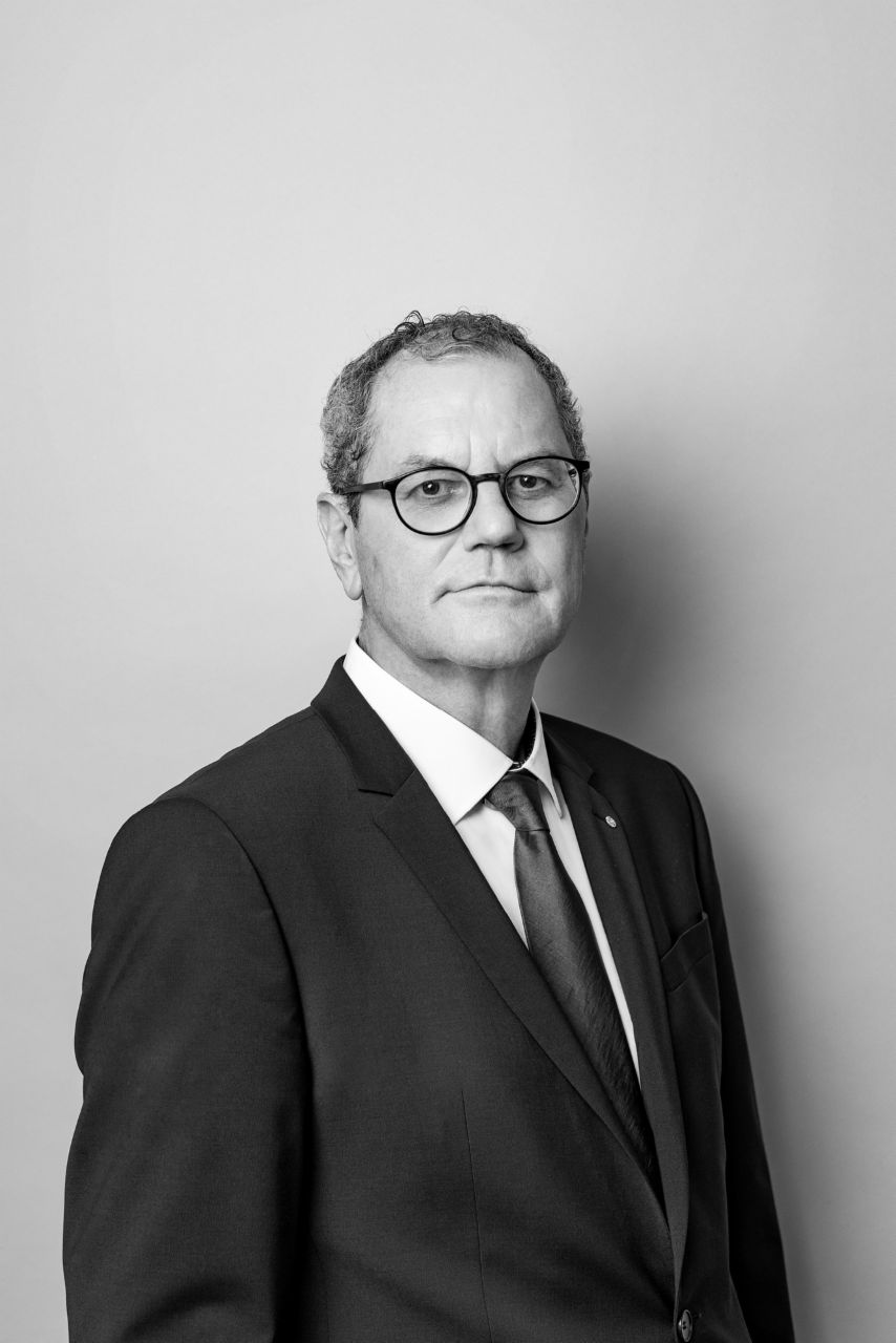 Portraitfoto des Aufsichtsratsmitgliedes Dr. Albert Kirchmann in scharz-weiß.