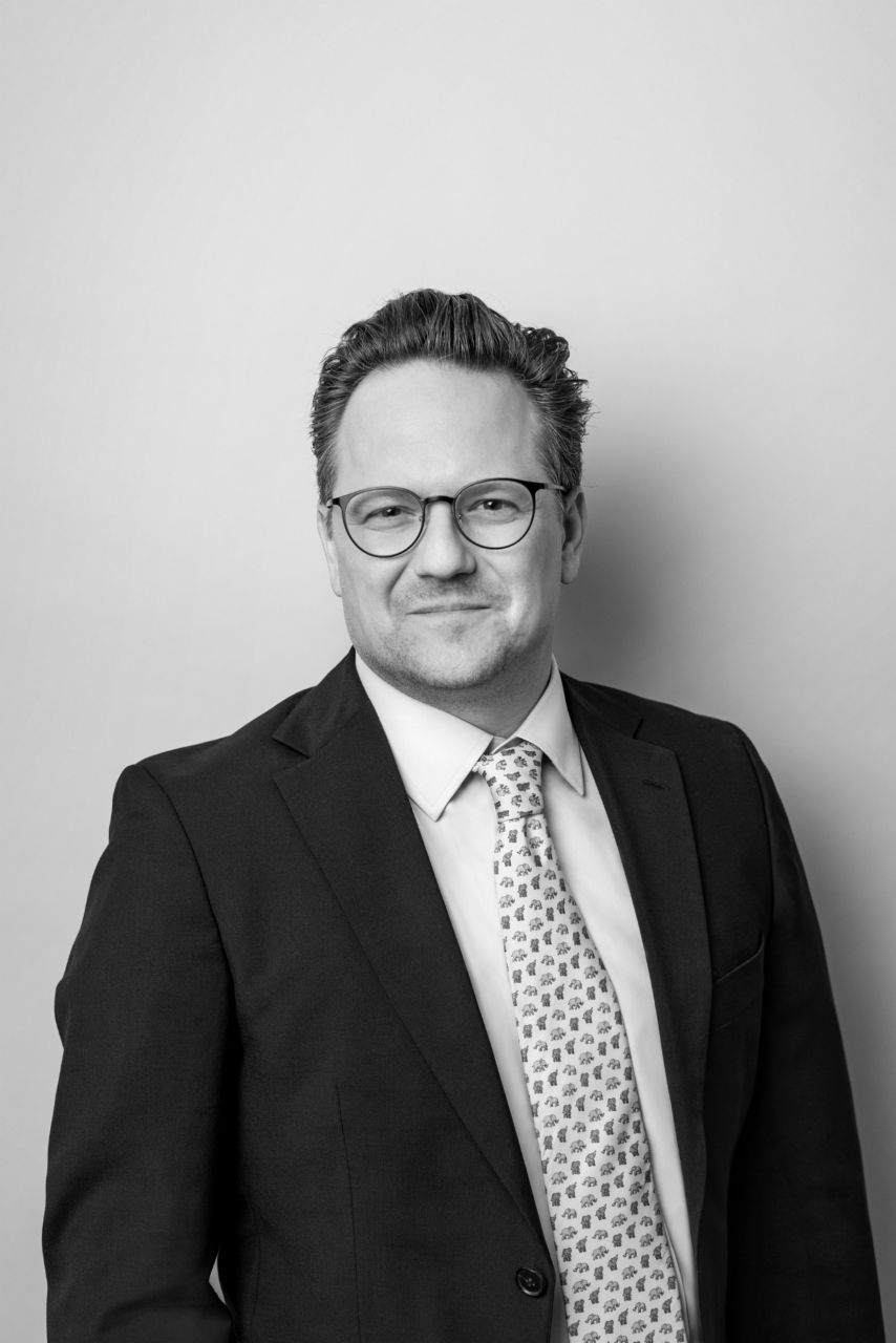 Portraitfoto des Aufsichtsratsmitgliedes Dr. Dr. Christian Porsche in schwarz-weiß.