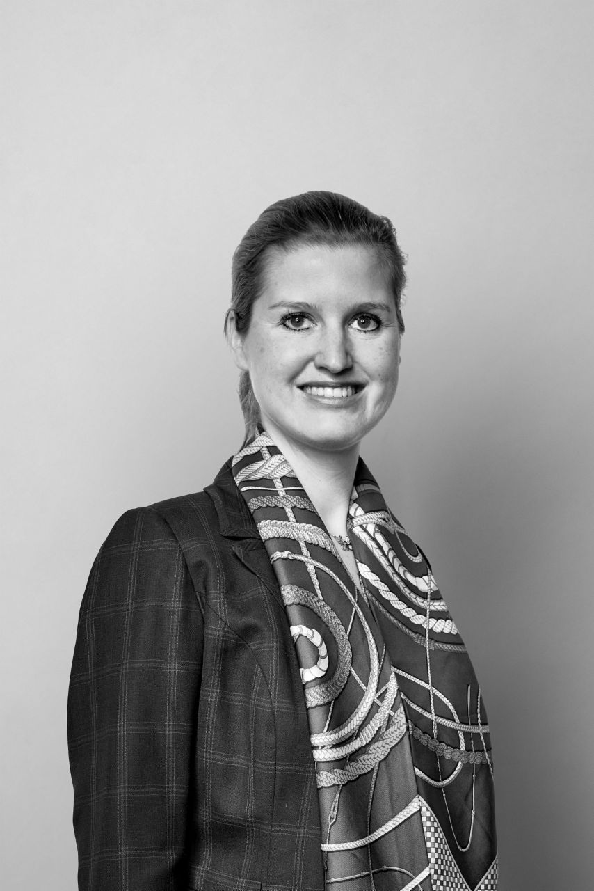 Portraitfoto des Aufsichtsratsmitgliedes Dr. Julia Kuhn-Piëch in schwarz-weiß.