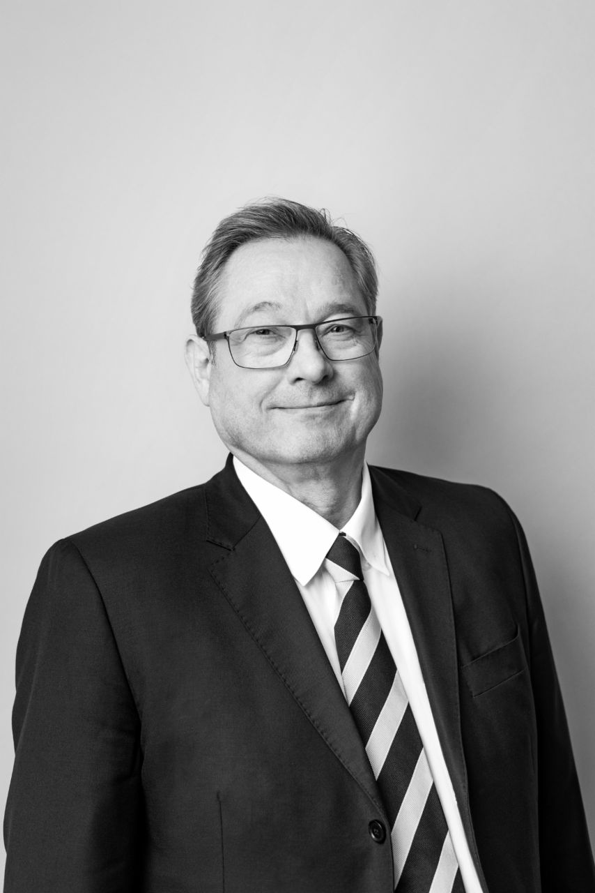 Portraitfoto des Aufsichtsratsmitgliedes Dr. Manfred Doess in schwarz-weiß.