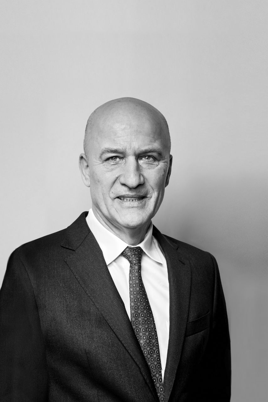 Portrait photo of the Supervisory Board member Frank Witter in black and white.