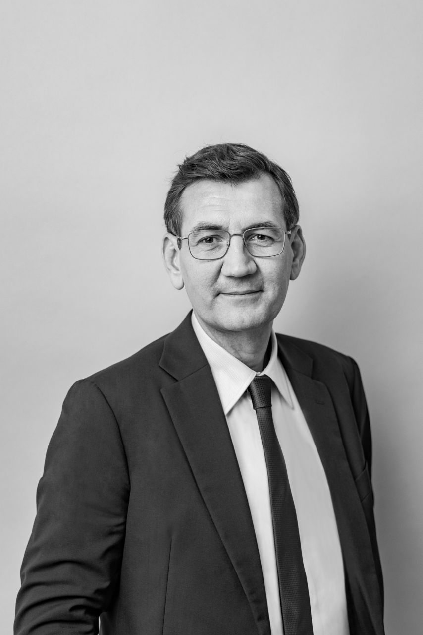 Portrait photo of the Supervisory Board member Gunnar Kilian in black and white.