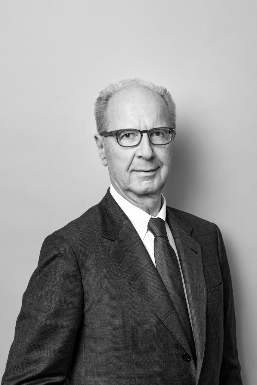 Portraitfoto des Aufsichtsratsvorsitzenden Hans Dieter Pötsch in schwarz-weiß.