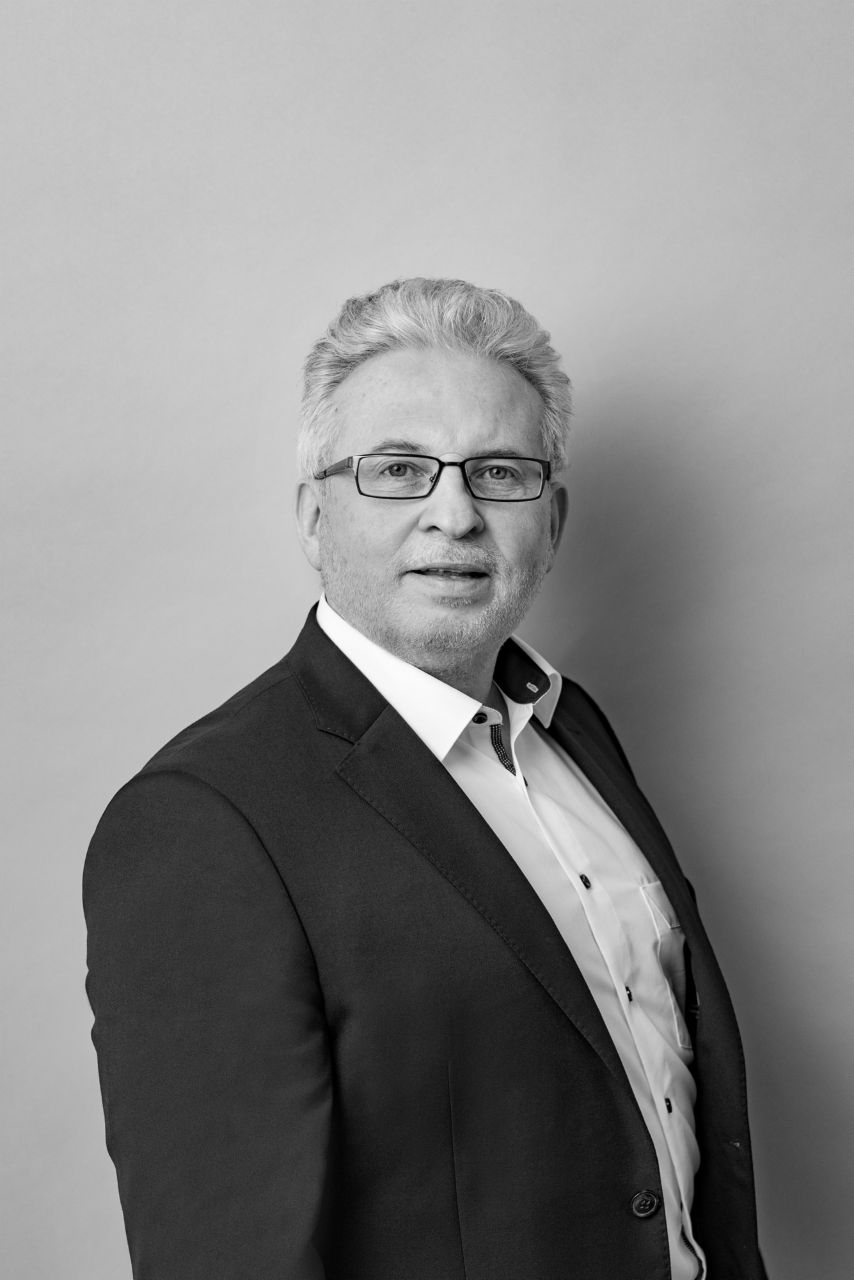 Portrait photo of the Supervisory Board member Josef Sedlmaier in black and white.