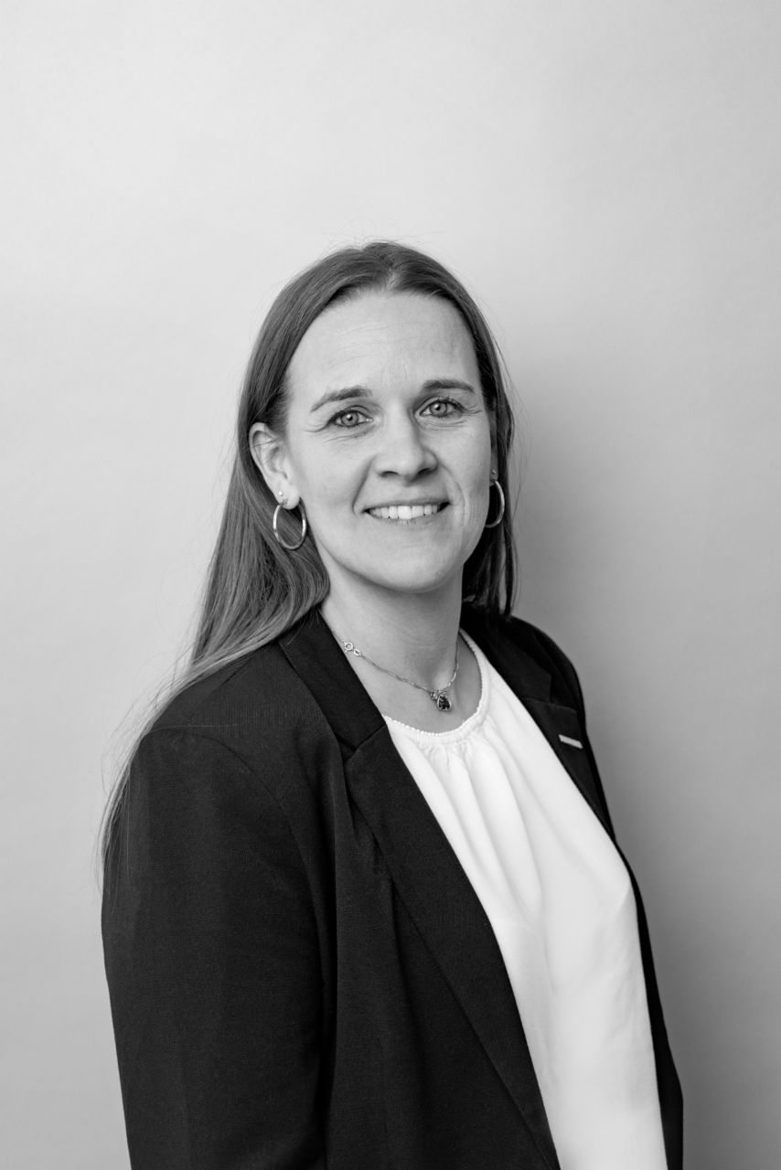 Portraitfoto des Aufsichtsratsmitgliedes Karina Schnur in schwarz-weiß.