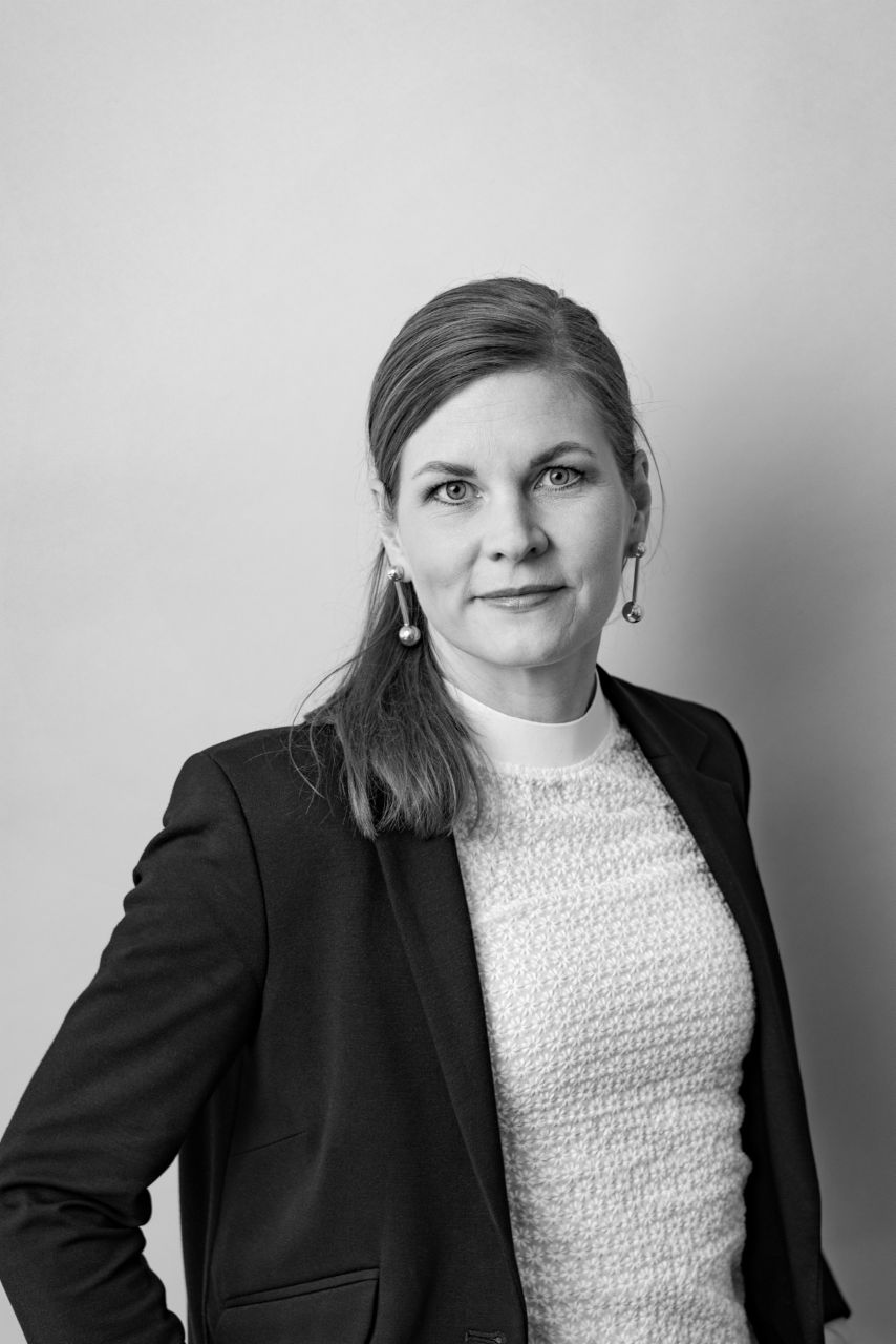 Portrait photo of the Supervisory Board member Lisa Lorentzon in black and white.