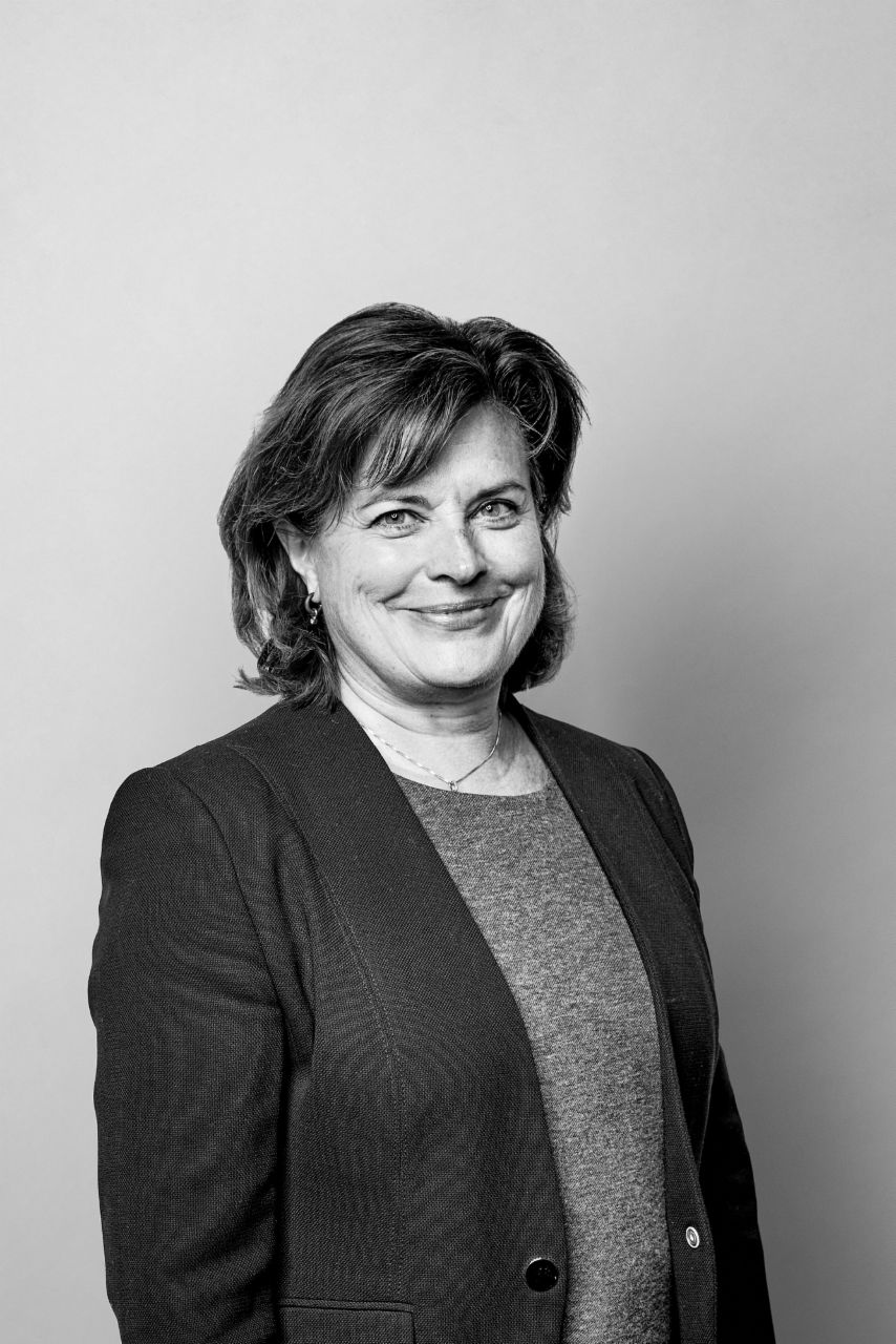 Portraitfoto des Aufsichtsratsmitgliedes Nina Macpherson in schwarz-weiß.