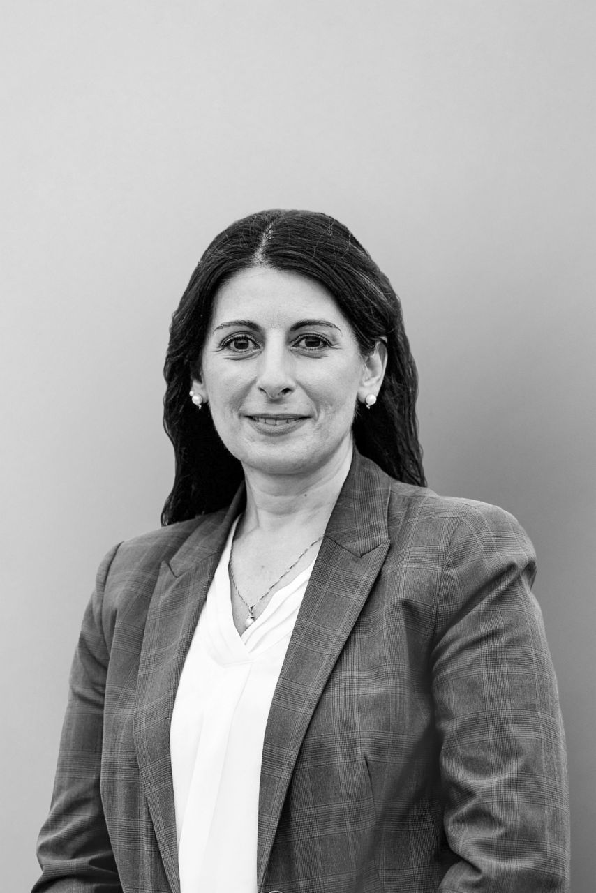 Portrait photo of Chairwoman of the General and Group Works Councils of Volkswagen AG Daniela Cavallo in black and white