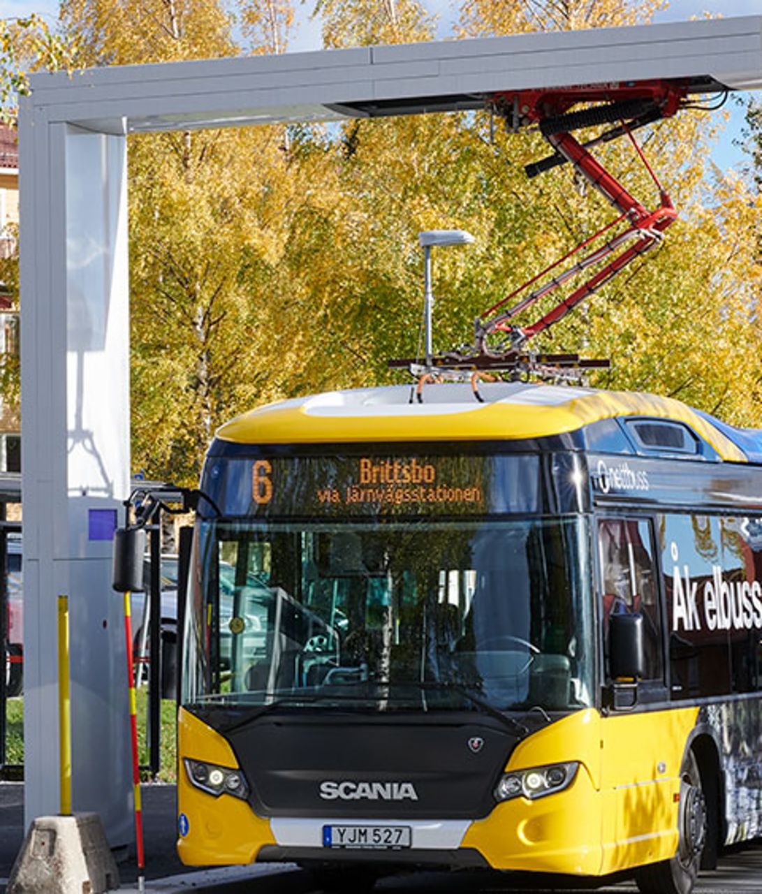 At the end of the line, the buses are charged for 6 to 8 minutes, using pantographs, before making the return journey and being charged again.