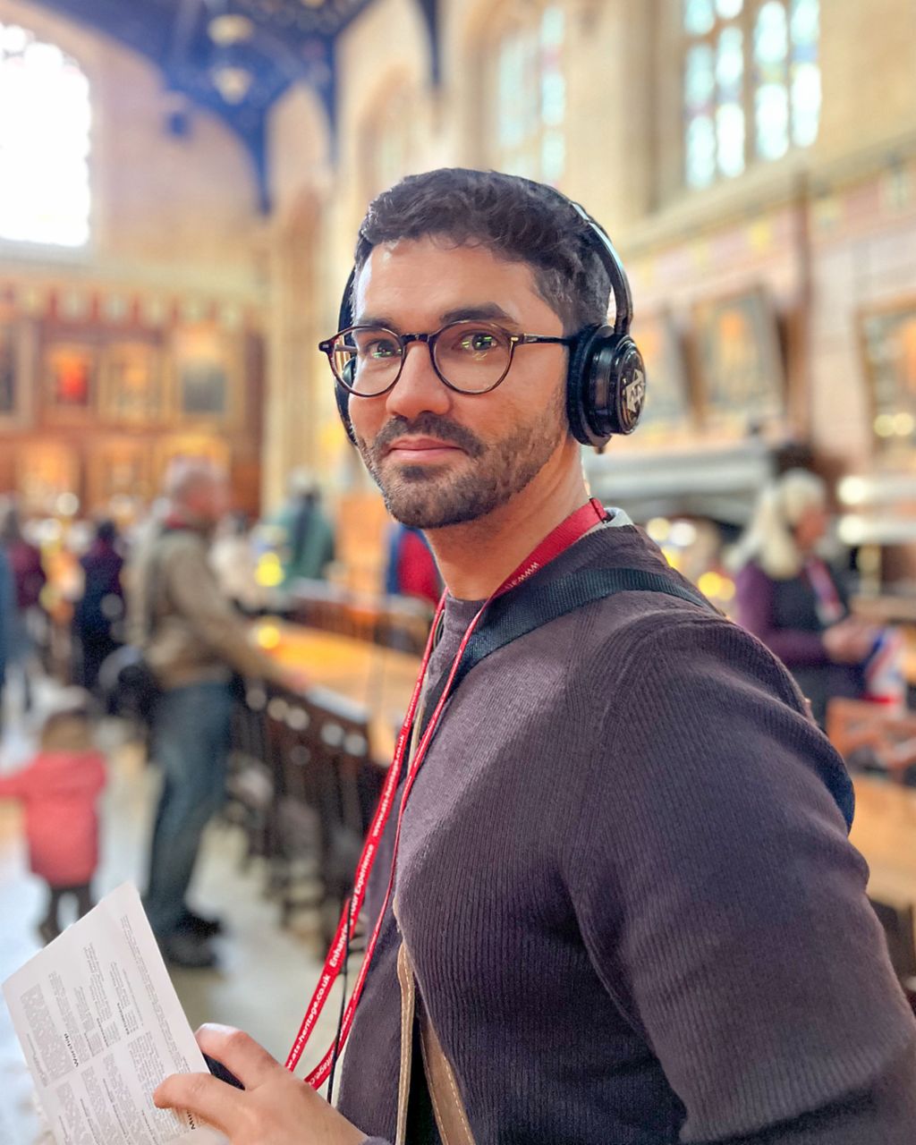 Lucas Antunes steht in einer alten Halle, die wie ein Museum aussieht.