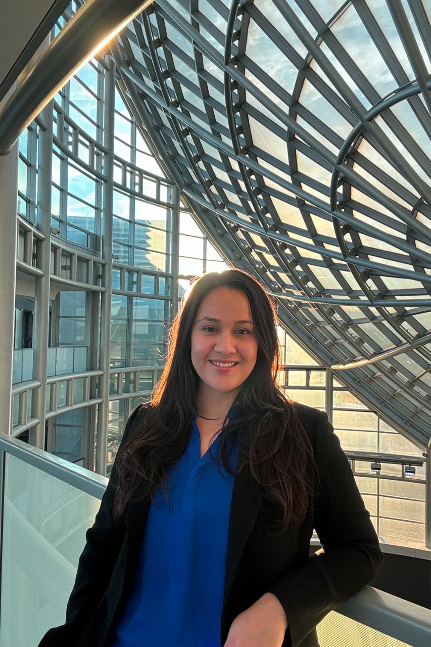 Daliana Vargas, Sustainability Manager bei International im modernen Firmensitz des US-Unternehmens