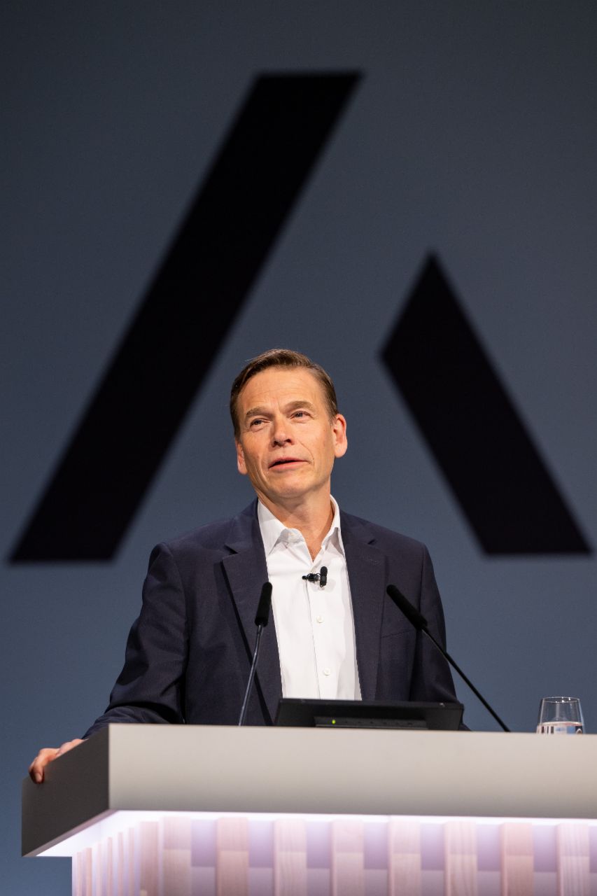 CEO Christian Levin hält seine erste Keynote-Rede in deutscher Sprache für die Aktionäre vor Ort.