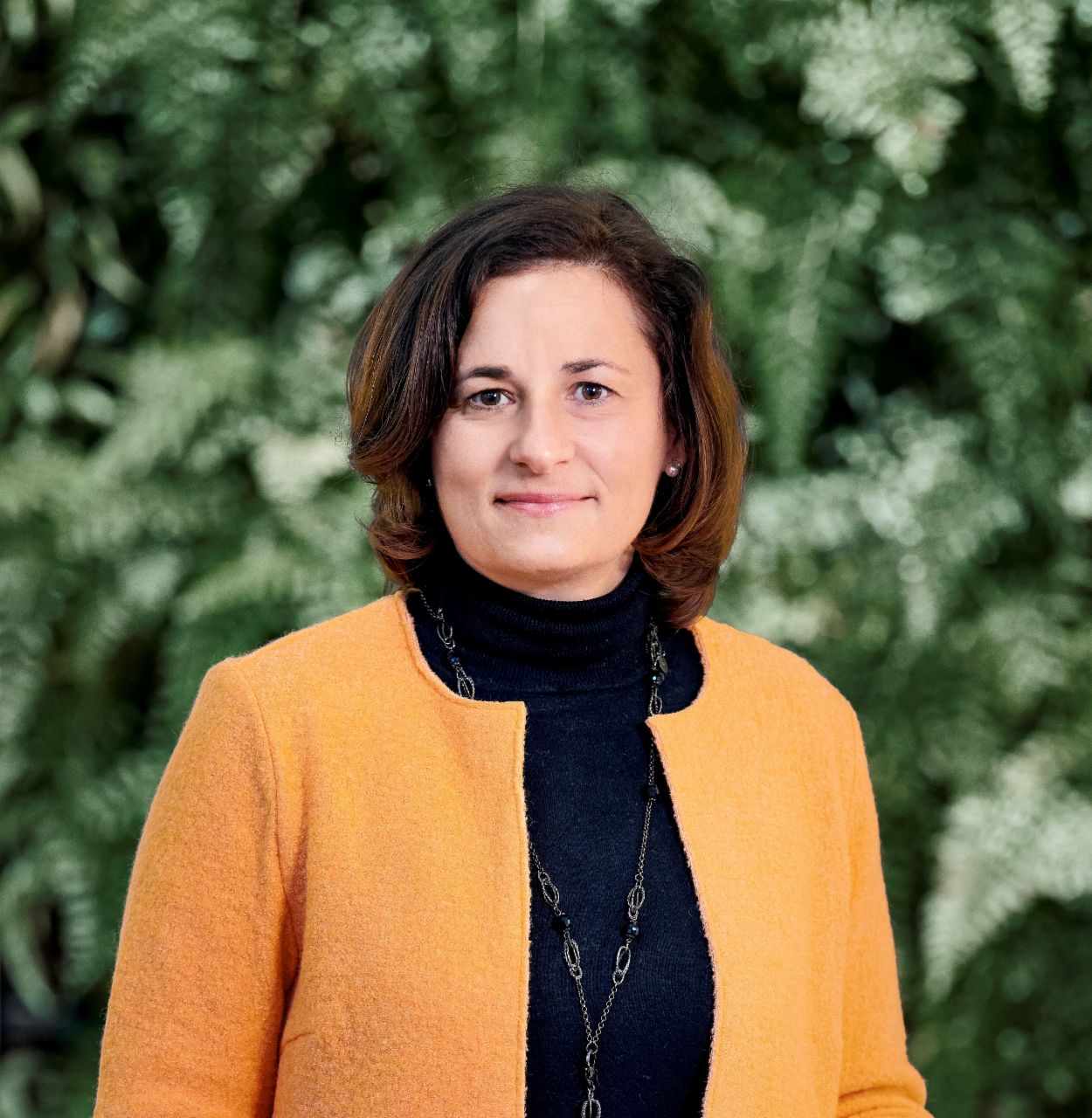 Portrait von Helga Wuertele, Head of Sustainability bei TRATON in farbe.