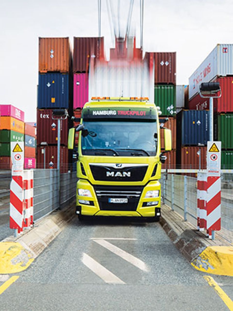 The “Hamburg TruckPilot” project paves the way for a considerably more efficient cargo handling process at major sea ports.