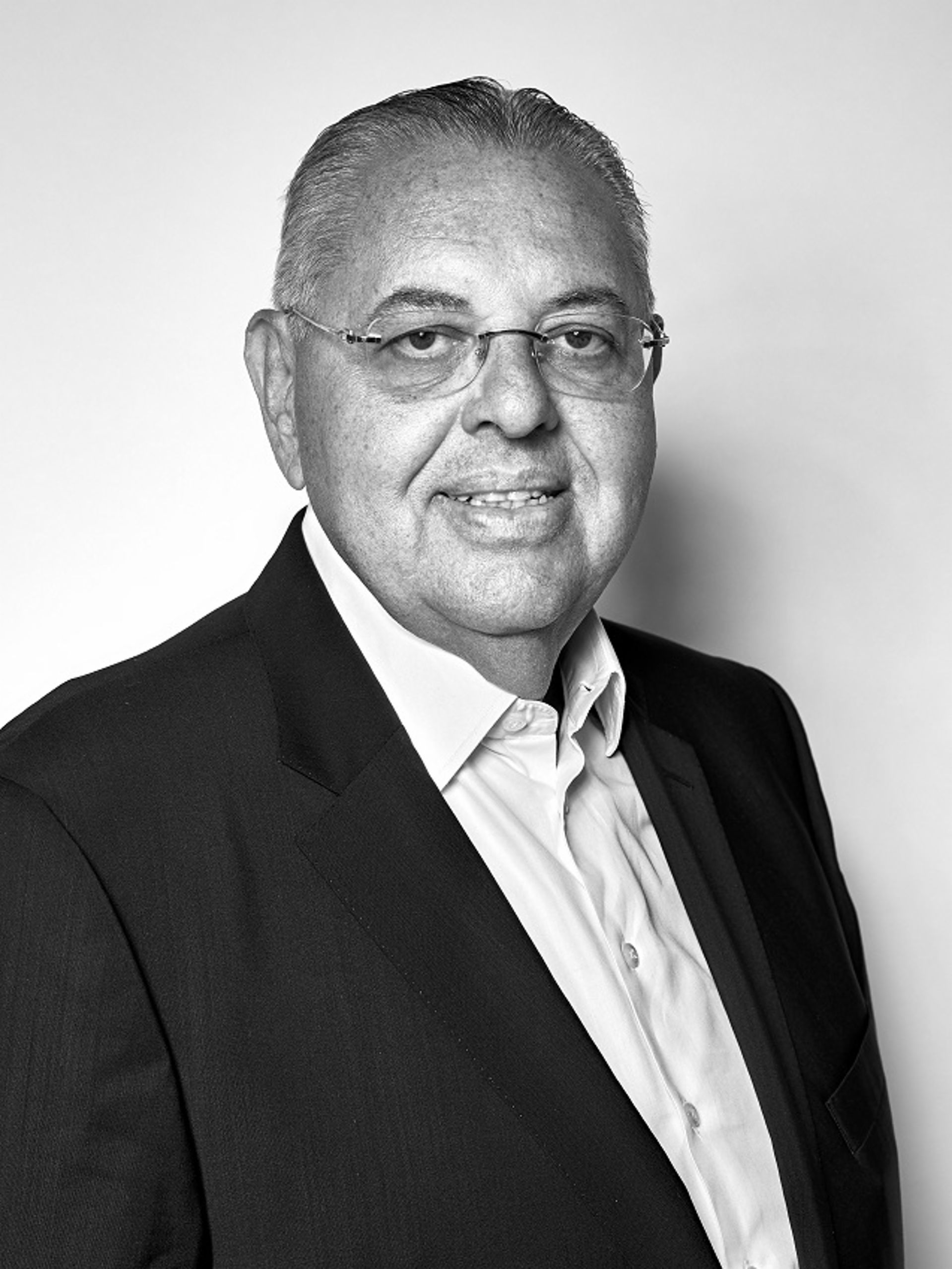  black and white portrait of Antonio Roberto Cortes, Member of the Executive Board of TRATON SE, Chief Executive Officer Volkswagen Caminhões e Ônibus