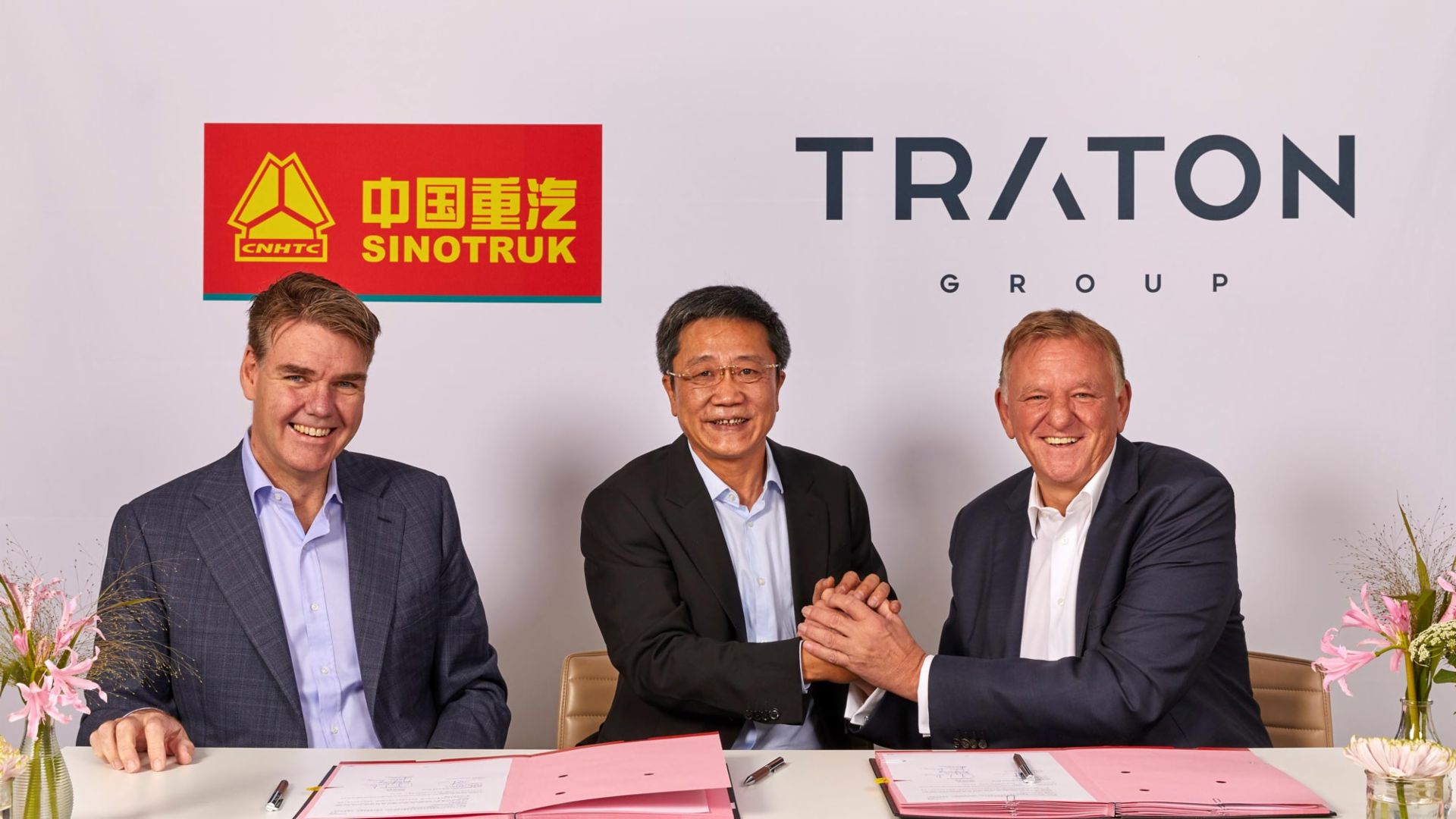 (Von links nach rechts) Joachim Drees, CEO MAN, Cai Dong, President Sinotruk und Andreas Renschler, CEO TRATON.
