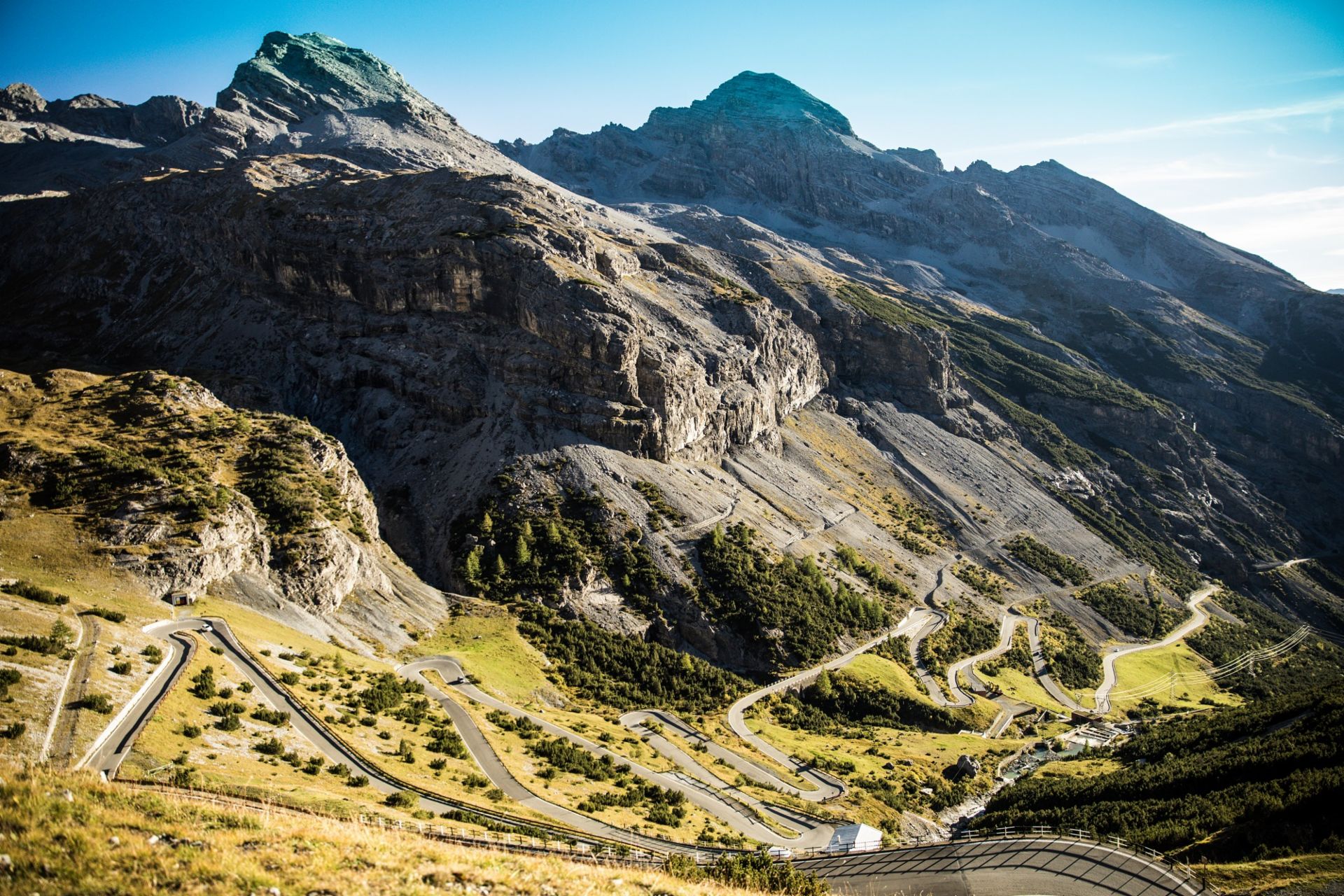 About 3,900 vertical meters have to be conquered on the Stelvio line.