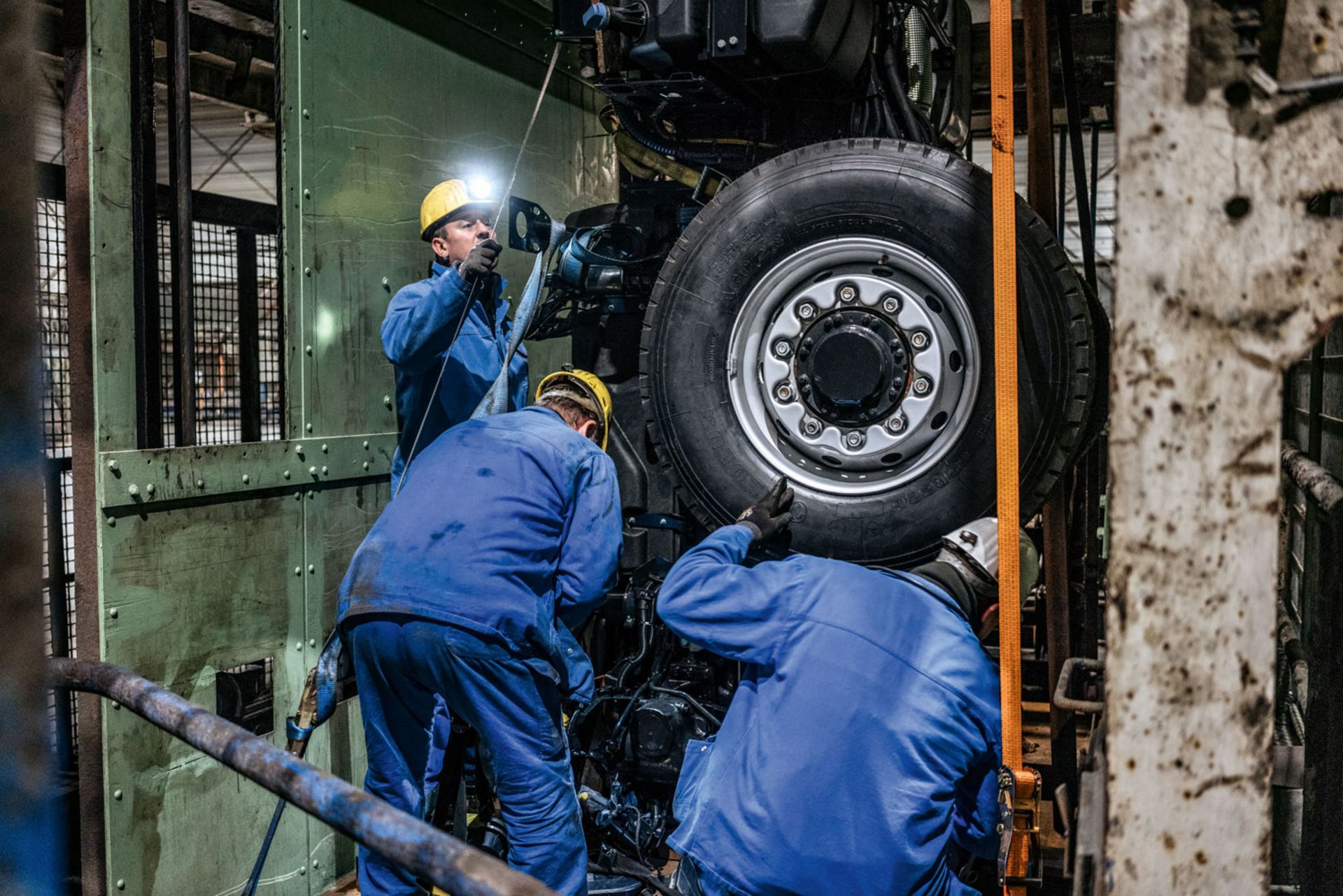 Precision work – The truck parts are carefully removed from the cage.