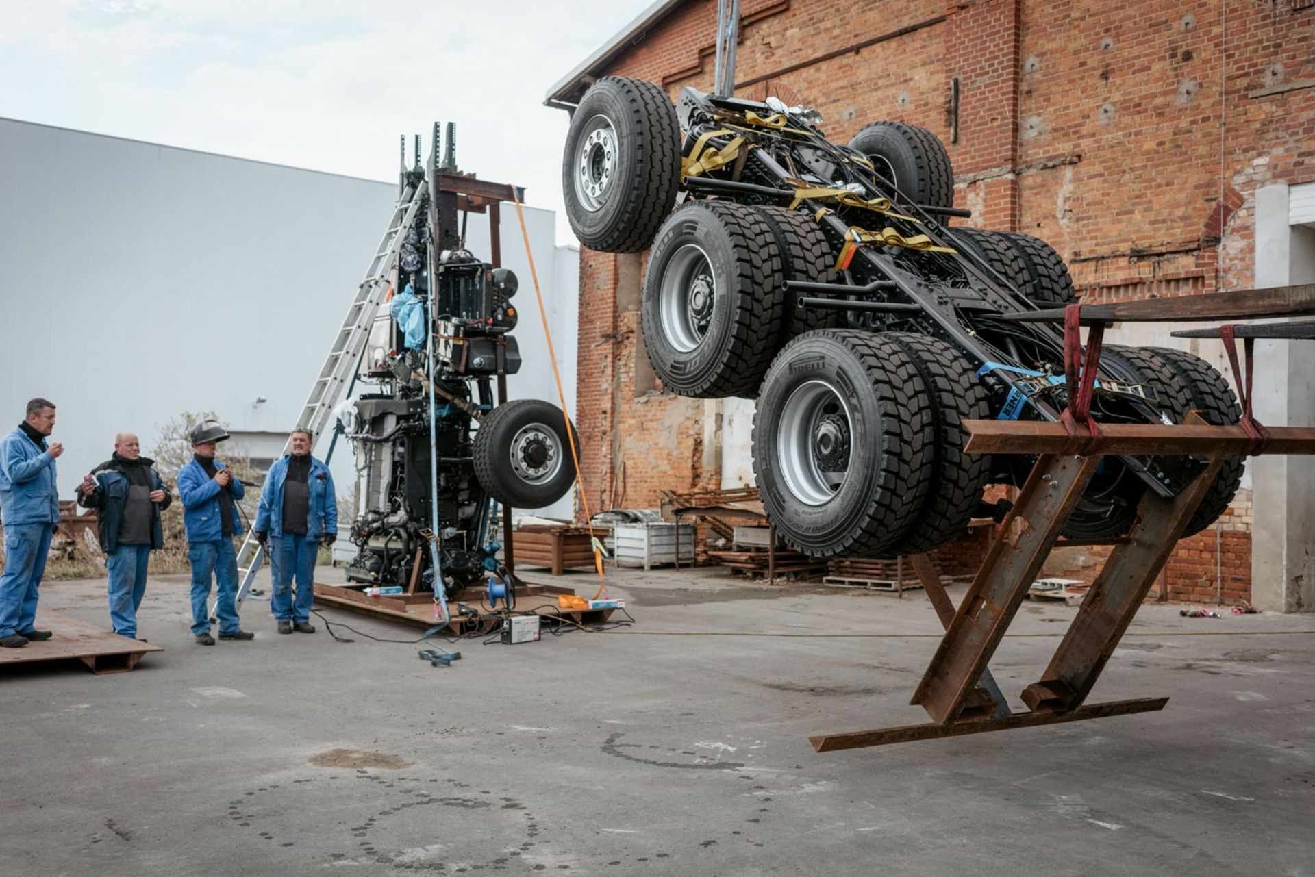 Ready for transport – The truck only fits into the mine cage in individual parts.