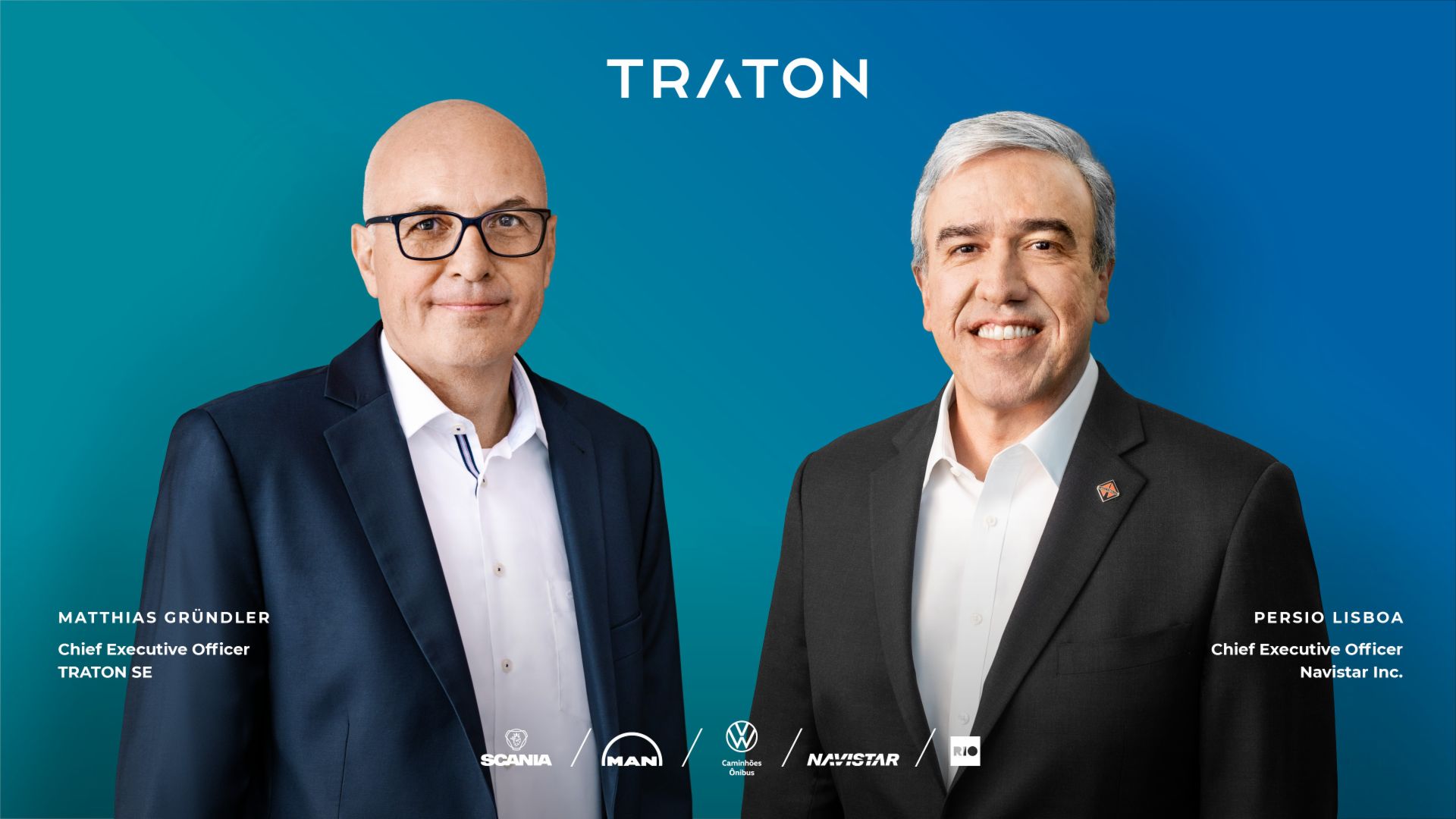 Bild von Matthias Gründler (CEO TRATON SE, links) und Persio Lisboa (CEO Navistar Inc., rechts) vor einem blauen Hintergrund mit Beschreibung und Markenband