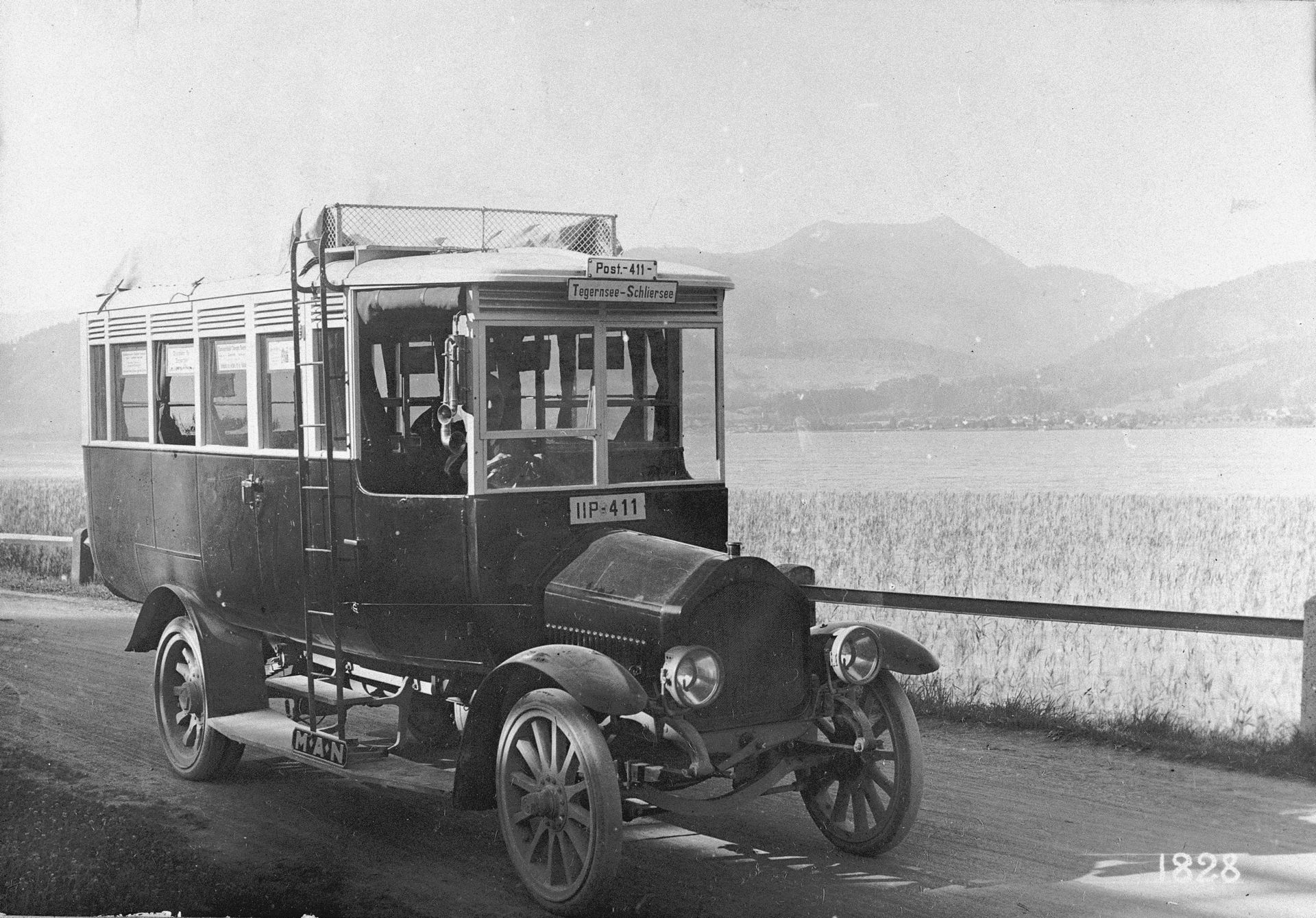 Old black and white image of the MAN 3t Cardanwagen Postbus between Tegernsee and Schliersee 