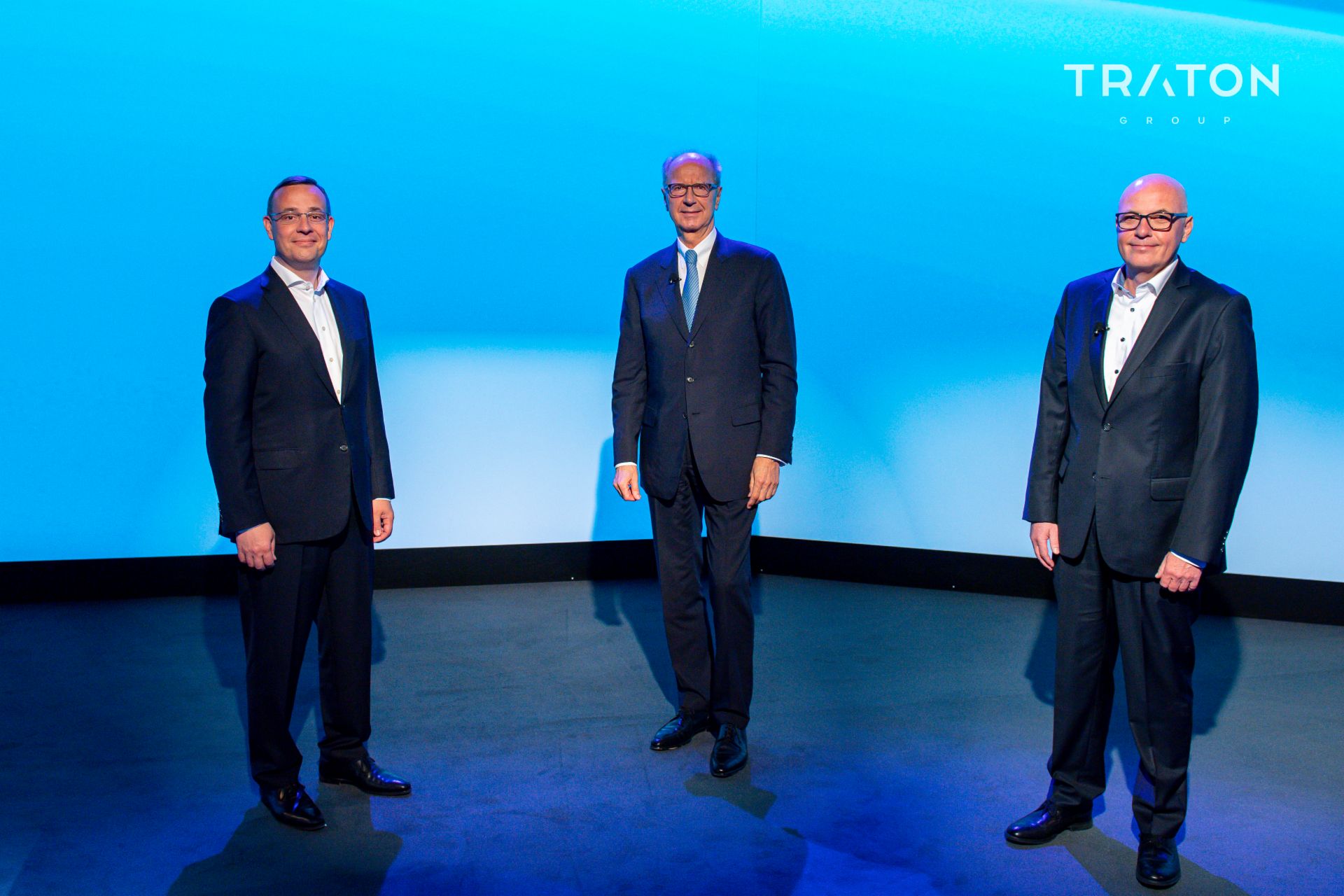 Bild von CFO Christian Schulz mit Hans Dieter Pötsch, Vorsitzender des Aufsichtsrats der TRATON SE, und CEO Matthias Gründler bei der Hauptversammlung der TRATON SE 2021