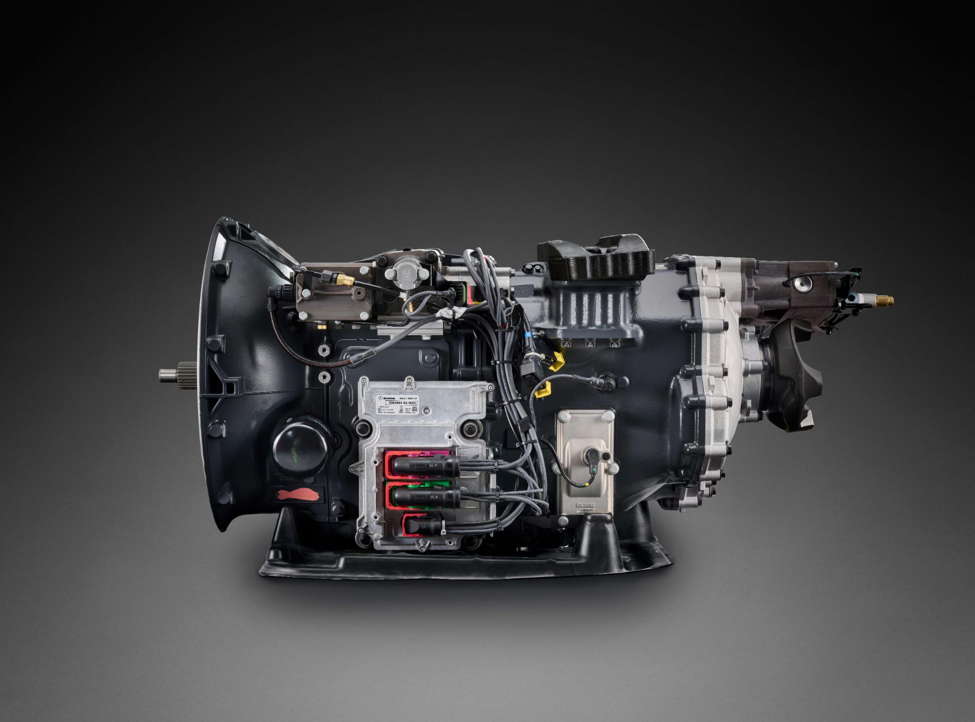 Nahaufnahme eines Scania-Getriebes mit sichtbarer Verkabelung und Steuerkomponenten.