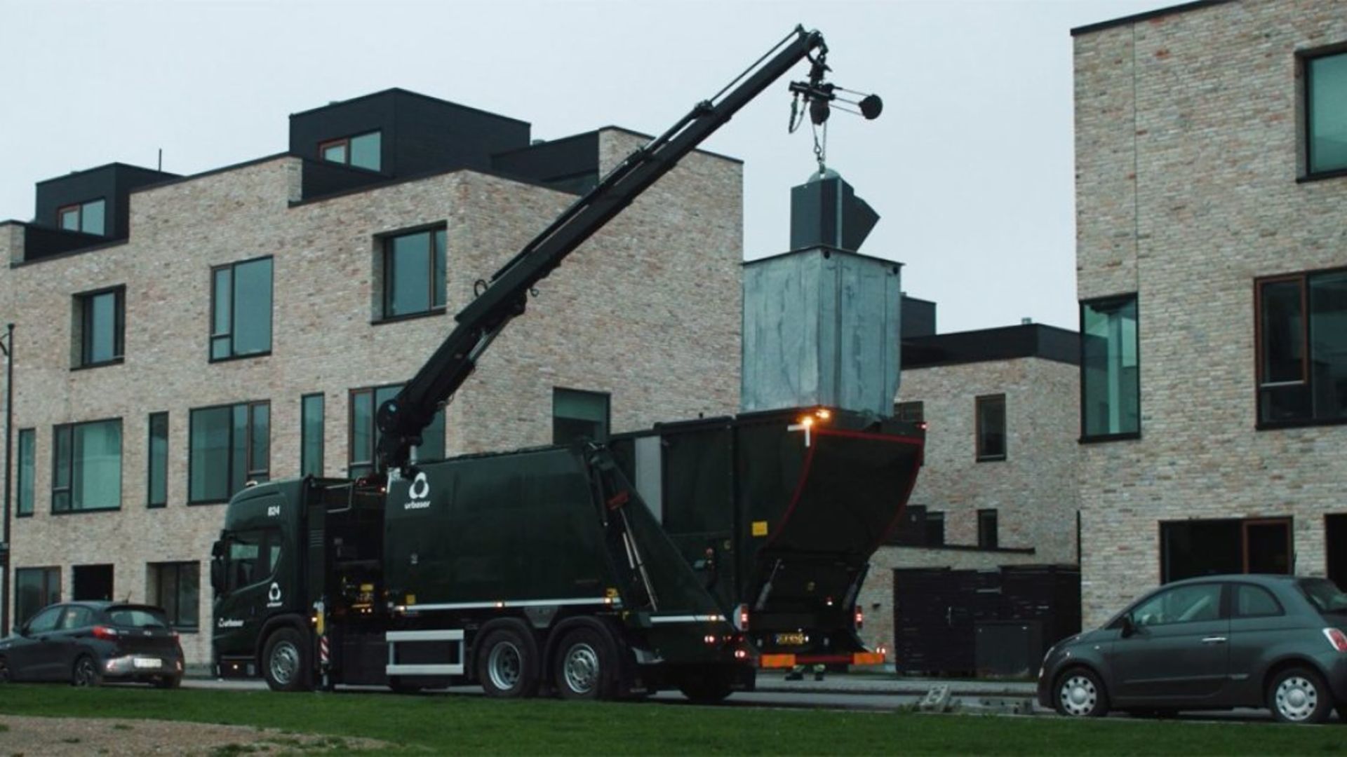 first-fully-electric-crane-truck-for-waste-collection-in-Denmark