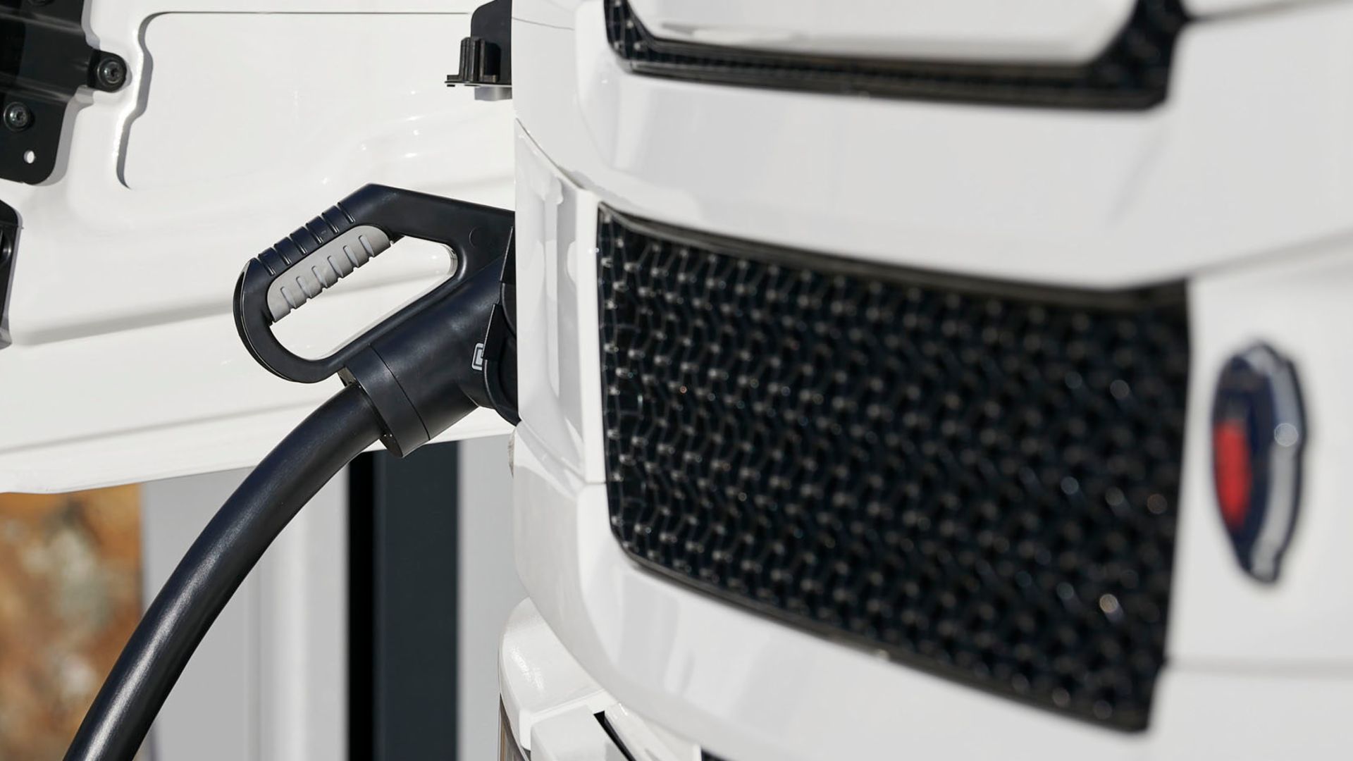 Scania launches service to simplify public charging for electric trucks and buses