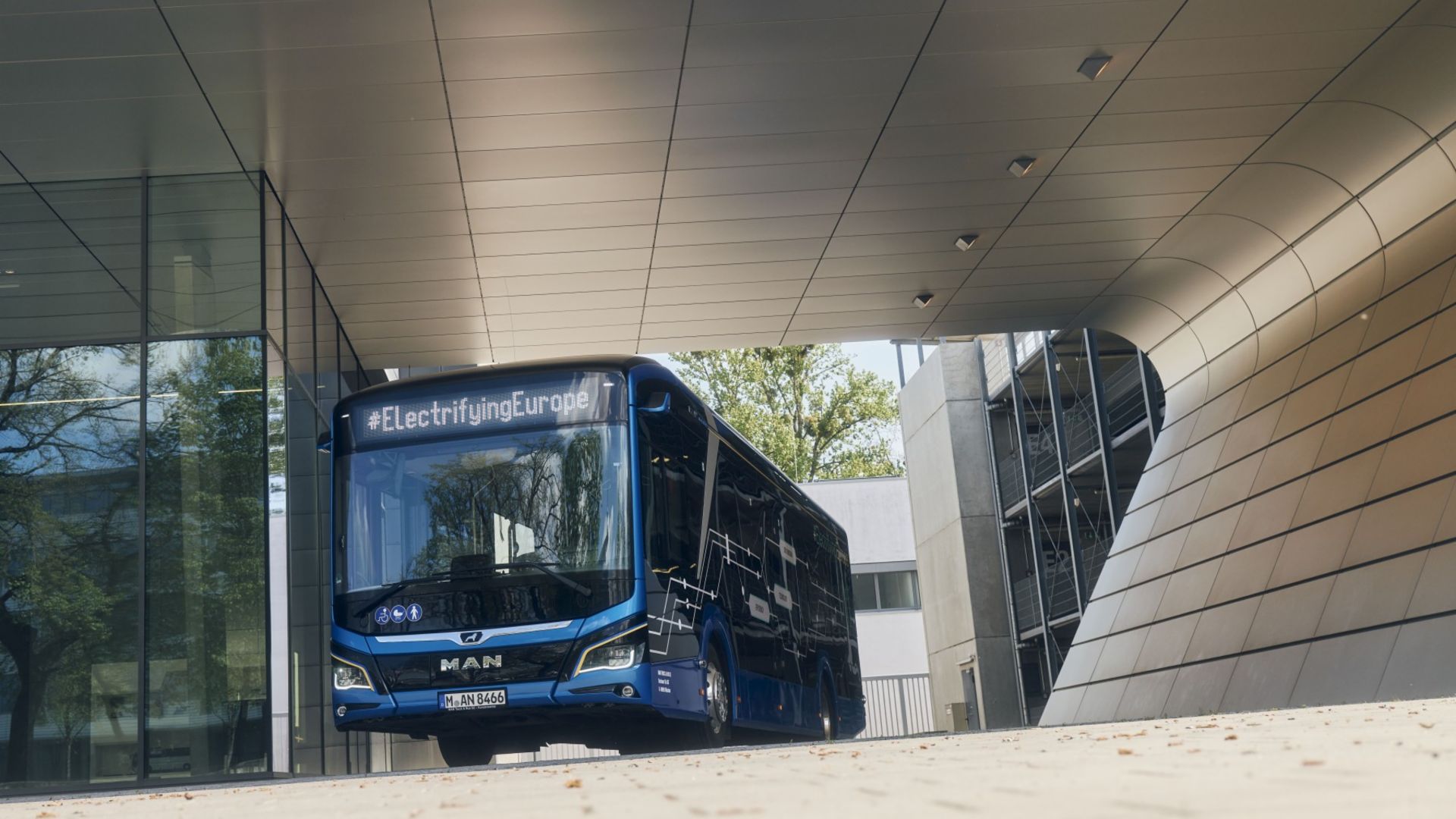 Eight countries, ten days, 2500 kilometers electric through Europe: MAN E-Bus-Tour starts now