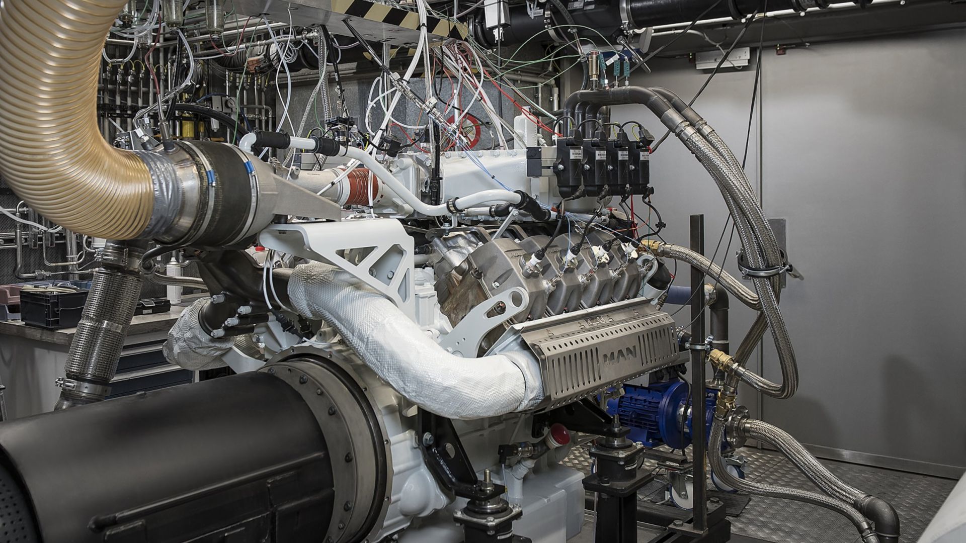 First engine on the test bench; Type MAN H3268; power class and efficiency as in natural gas engines; H2 readiness; Hydrogen experience at MAN Engines