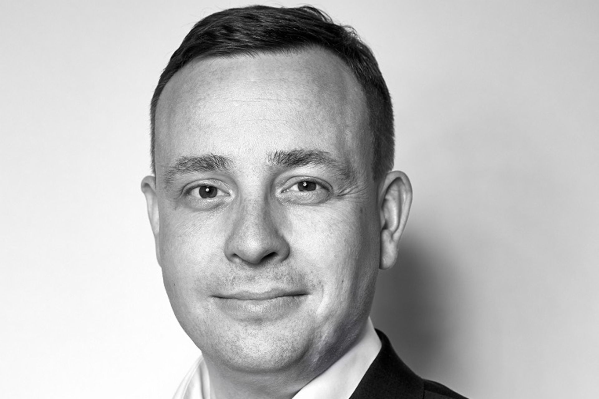  schwarz-weiß Portrait 3:2 von Christian Schulz, Mitglied des Vorstands der TRATON SE, verantwortlich für Finanzen und Unternehmensentwicklung