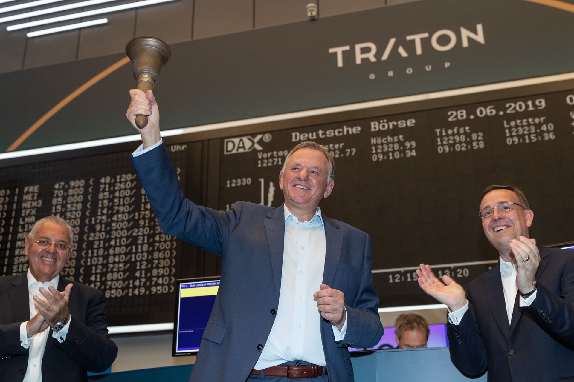 With the ringing of the bell, CEO Andreas Renschler celebrates the IPO of TRATON SE.
                 