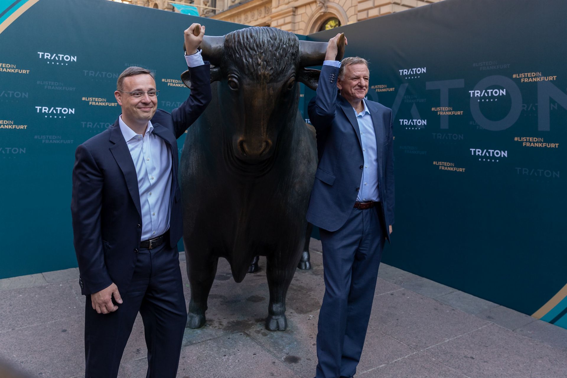 The symbol for rising prices. CFO Christian Schulz and TRATON CEO Andreas Renschler grab the bull by the horns.
                 