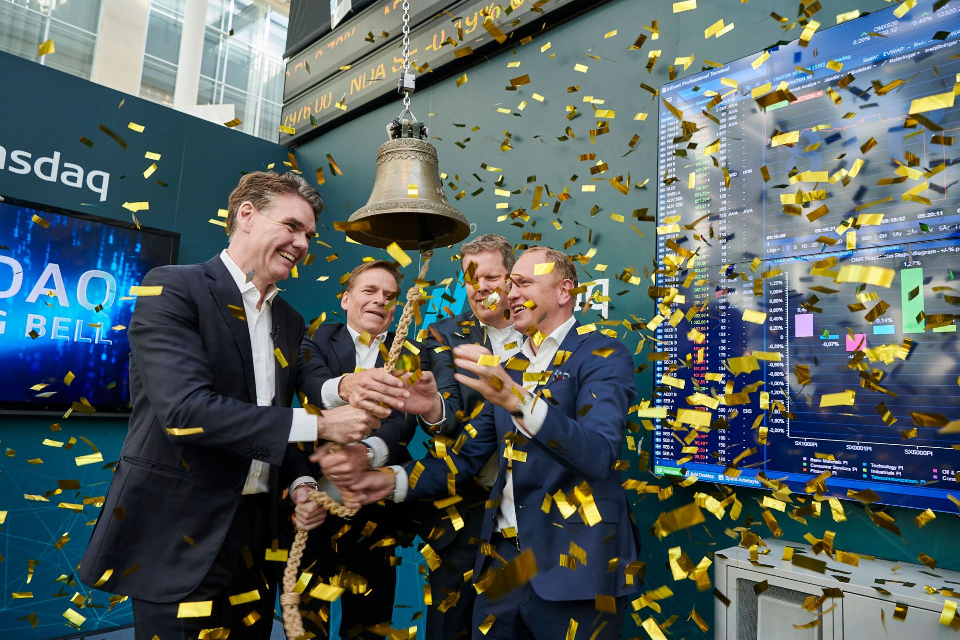 TRATON board members ring the bell, the ritual of every IPO in Stockholm.
                 