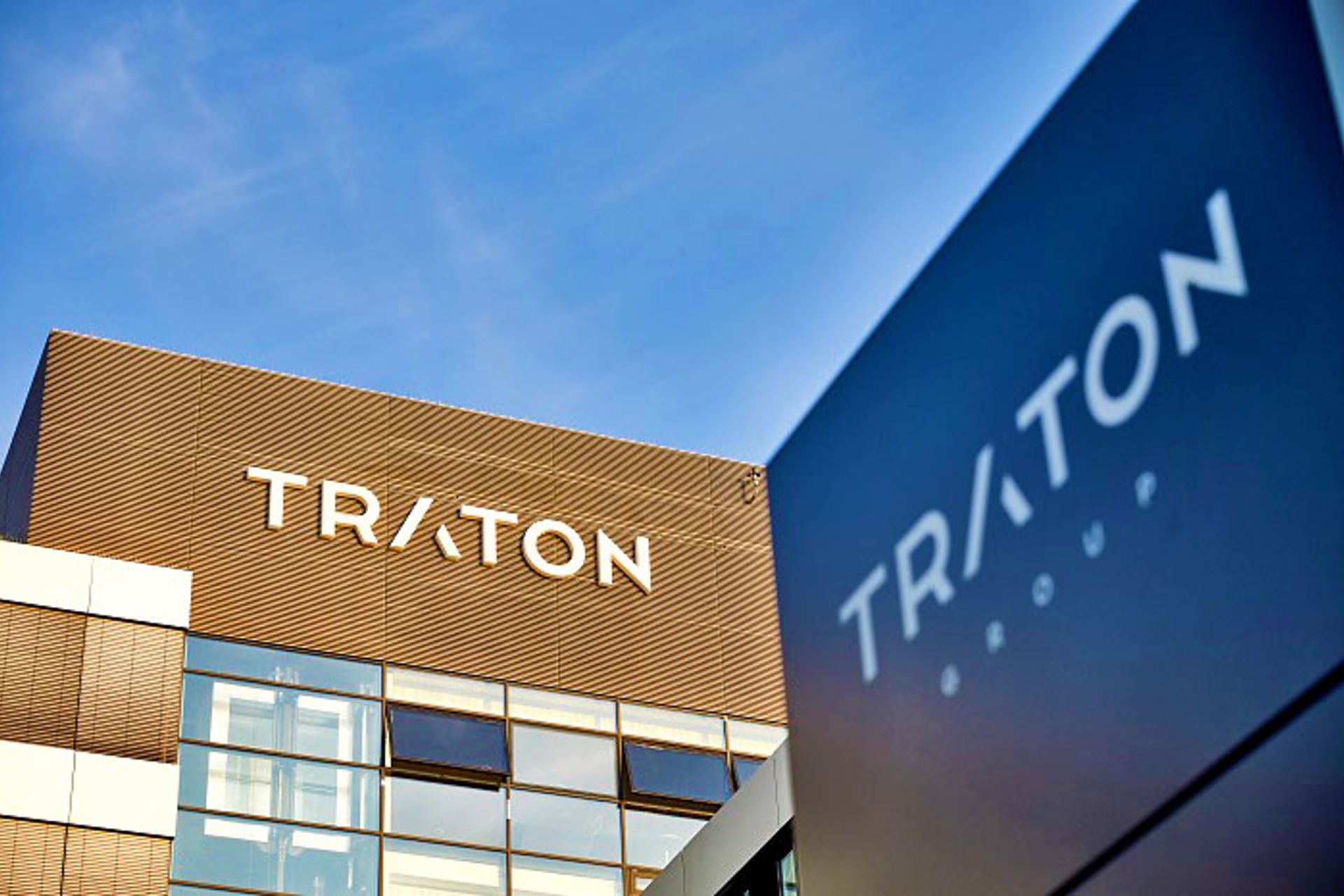 Gebäude mit TRATON Logo
