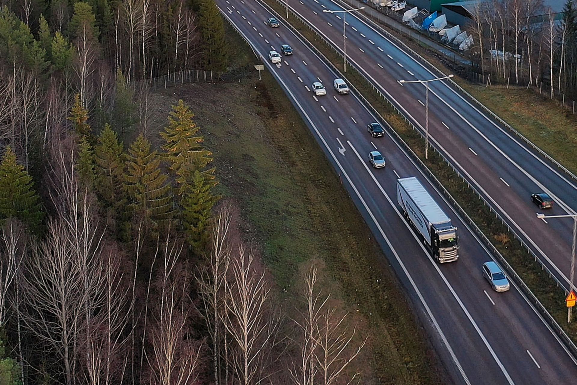 Scania Hub2Hub test truck operating on Swedish highway.