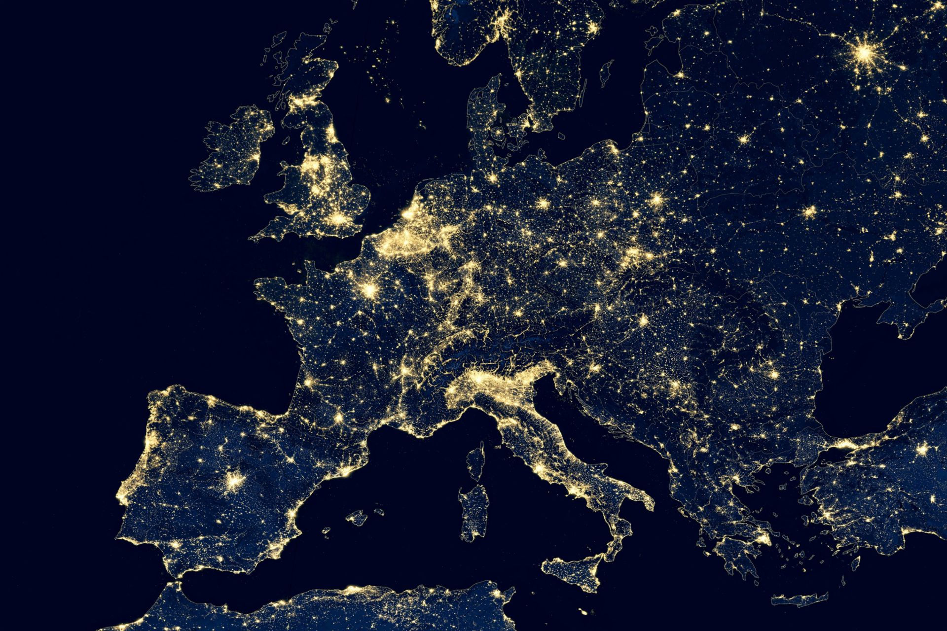 Weltraumaufnahme von Europa bei Nacht
                     