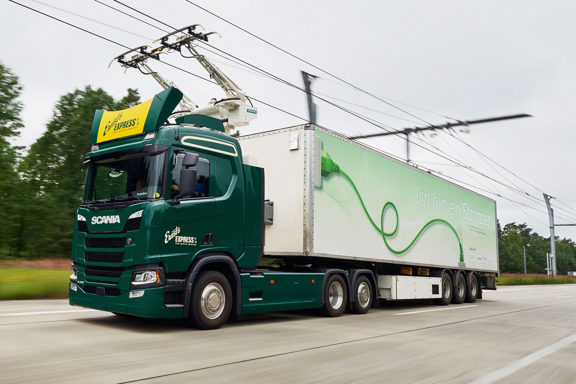 Rail technology takes to the highway: 15 trucks equipped with pantographs fitted to the cab’s roof in test operation on the A5 between Frankfurt and Darmstadt.
                 